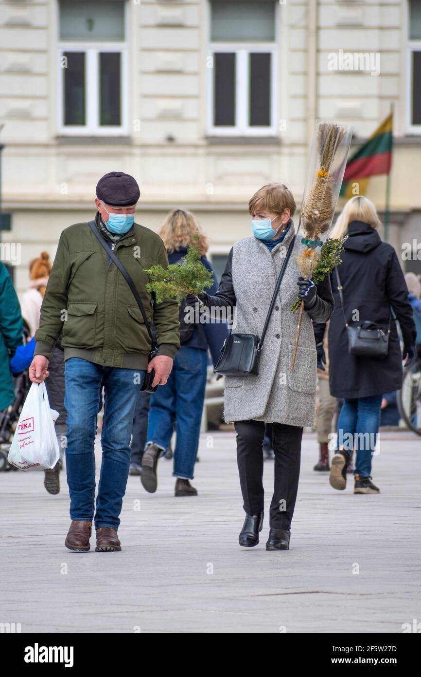 Elderly people covid hi-res stock photography and images - Alamy