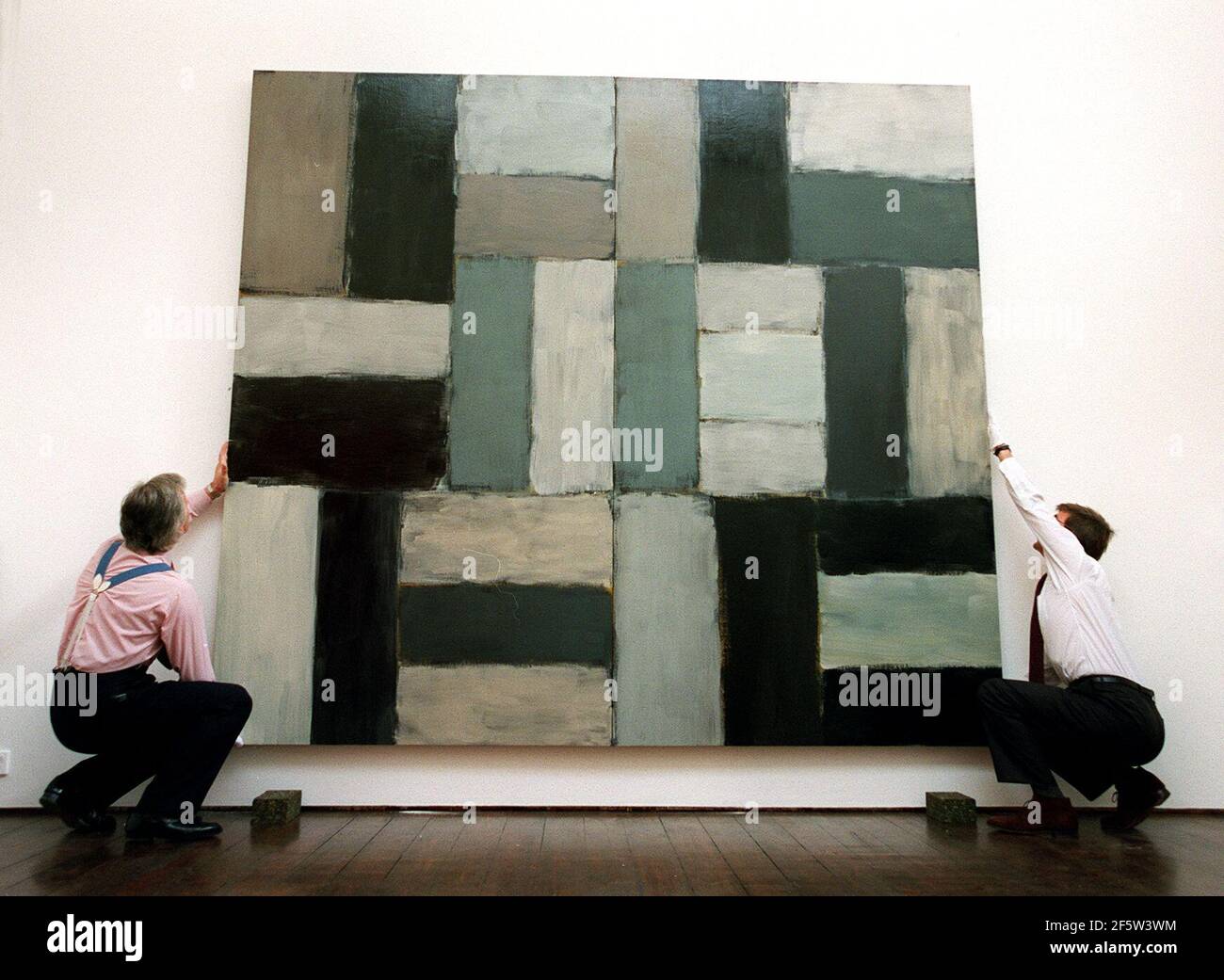 THE WORK OF SEAN SCULLY ENTITLED 'COYOTE' BEING HUNG AT THE TIMOTHY TAYLOR GALLERY IN BRUTON PLACE, W1.7 September 2000 PHOTO ANDY PARADISE Stock Photo