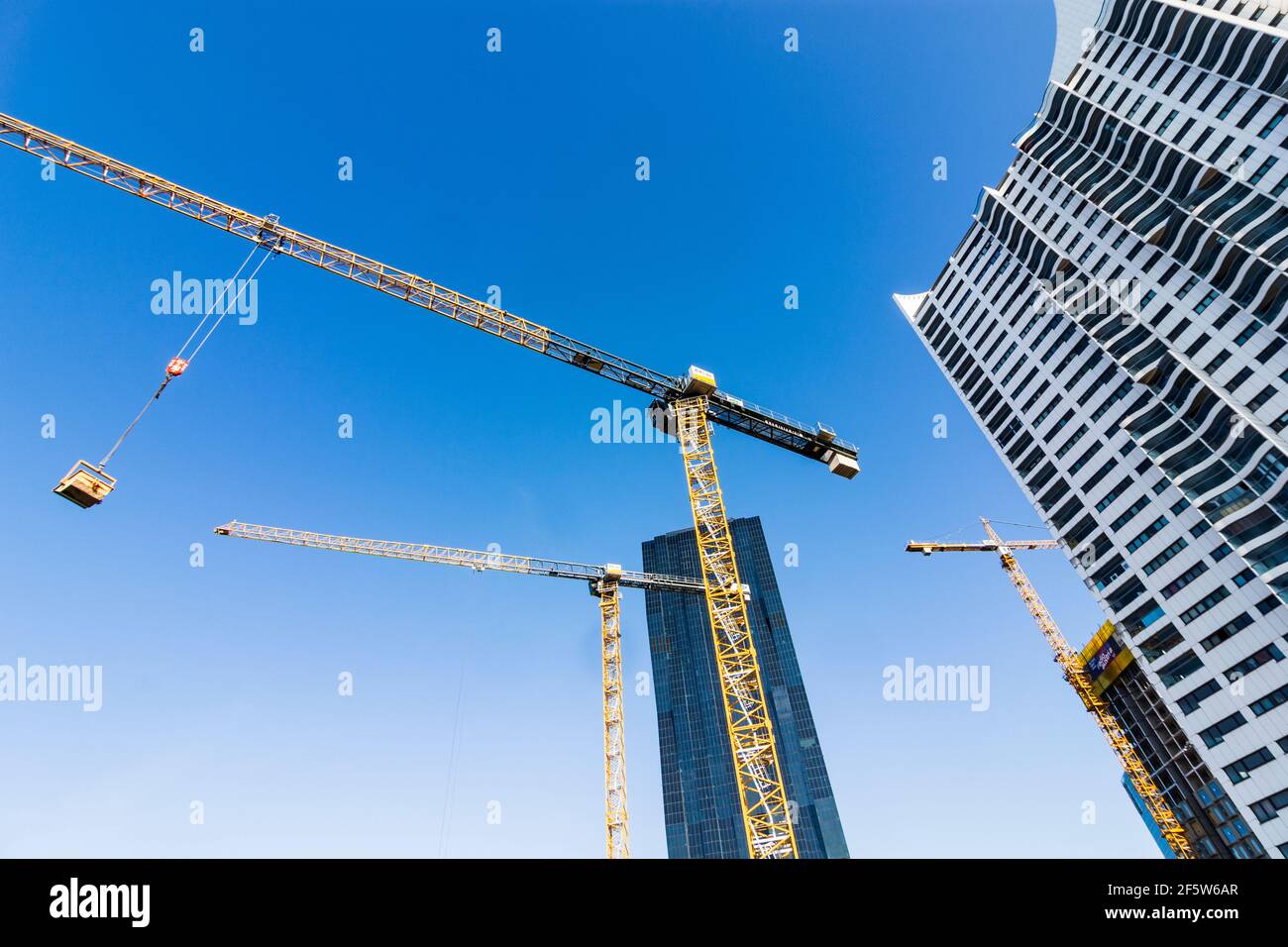 Wien, Vienna: cranes at construction site, blue sky, DC Tower 1, highrise 'Hochhaus Neue Donau', project 'Danube Flats' in 22. Donaustadt, Wien, Austr Stock Photo