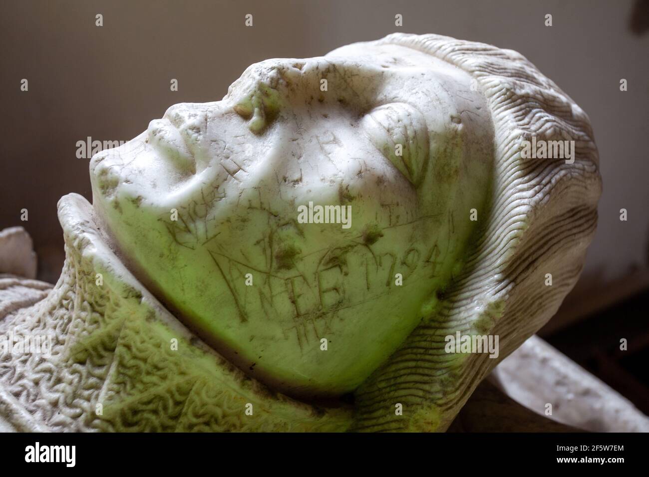 Head of Sir William de Ryther from his alabaster tomb dated 1475 with old carved graffiti defacement, including a 1795 date Stock Photo