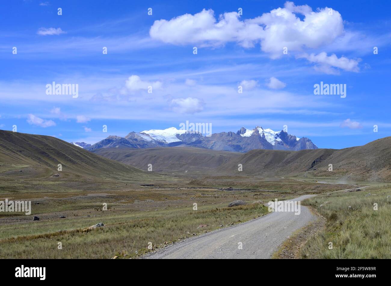 Gravel road Carretera a Pastoruri, in the back mountain range with Nevado Tuco, Cordillera Blanca, Recuay Province, Peru Stock Photo