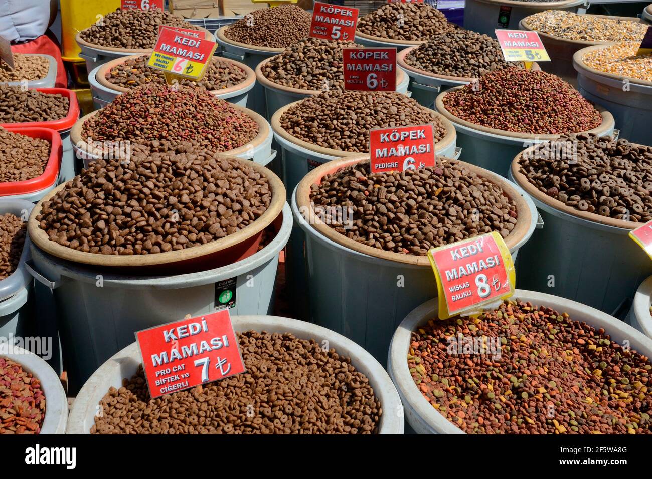 Pet food, pet food, Grand Bazaar, Istanbul, Turkey Stock Photo Alamy