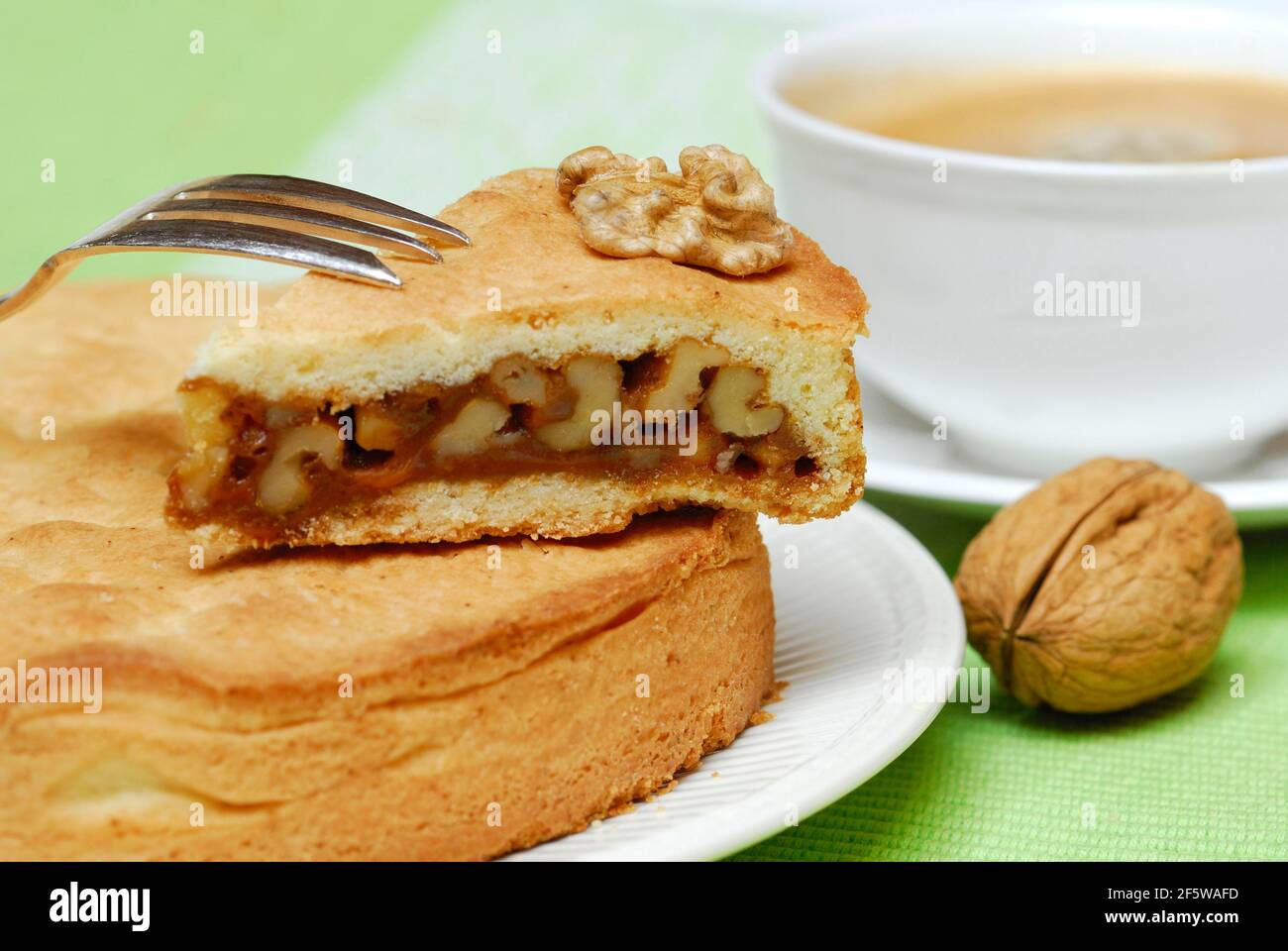 Engadine nut cake, cake, walnut, short pastry with caramel and walnuts