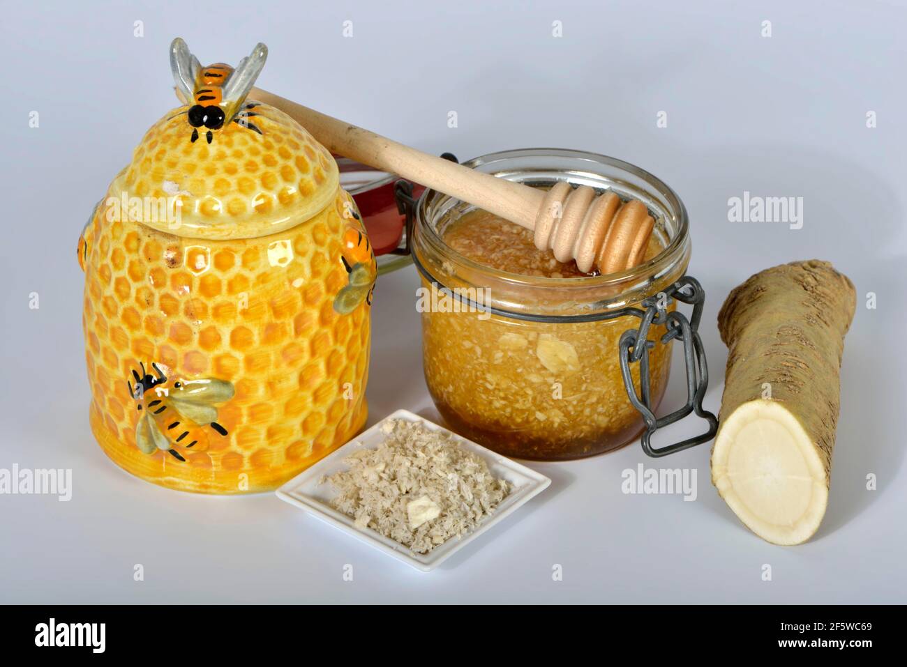 Production horseradish syrup (Cochlearia armoracia) with honey