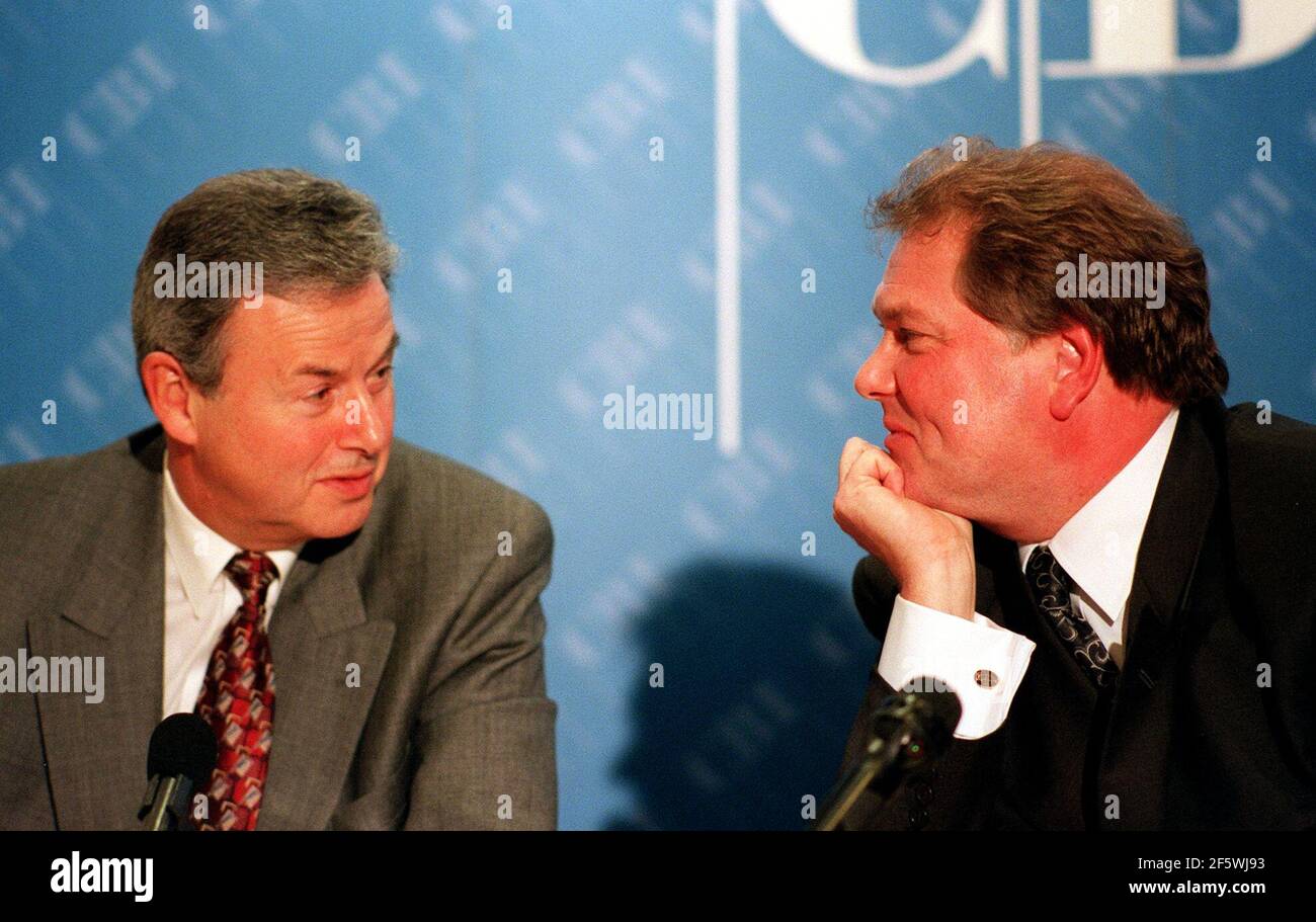 Digby Jones right the new CBI Director General November1999being introduced by Sir Clive Thompson CBI President at a press conference at Centre Point the CBI HQ (Confederation of British Industry) Stock Photo