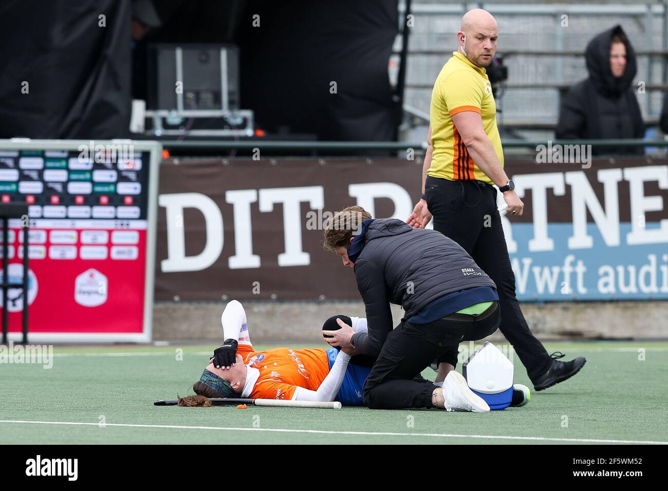 WASSENAAR, NETHERLANDS - MARCH 28: Injure of Sanne Caarls of Bloemendaal during the Women's Hoofdklasse Hockey - 2020/21 Season match between HGC D1 a Stock Photo