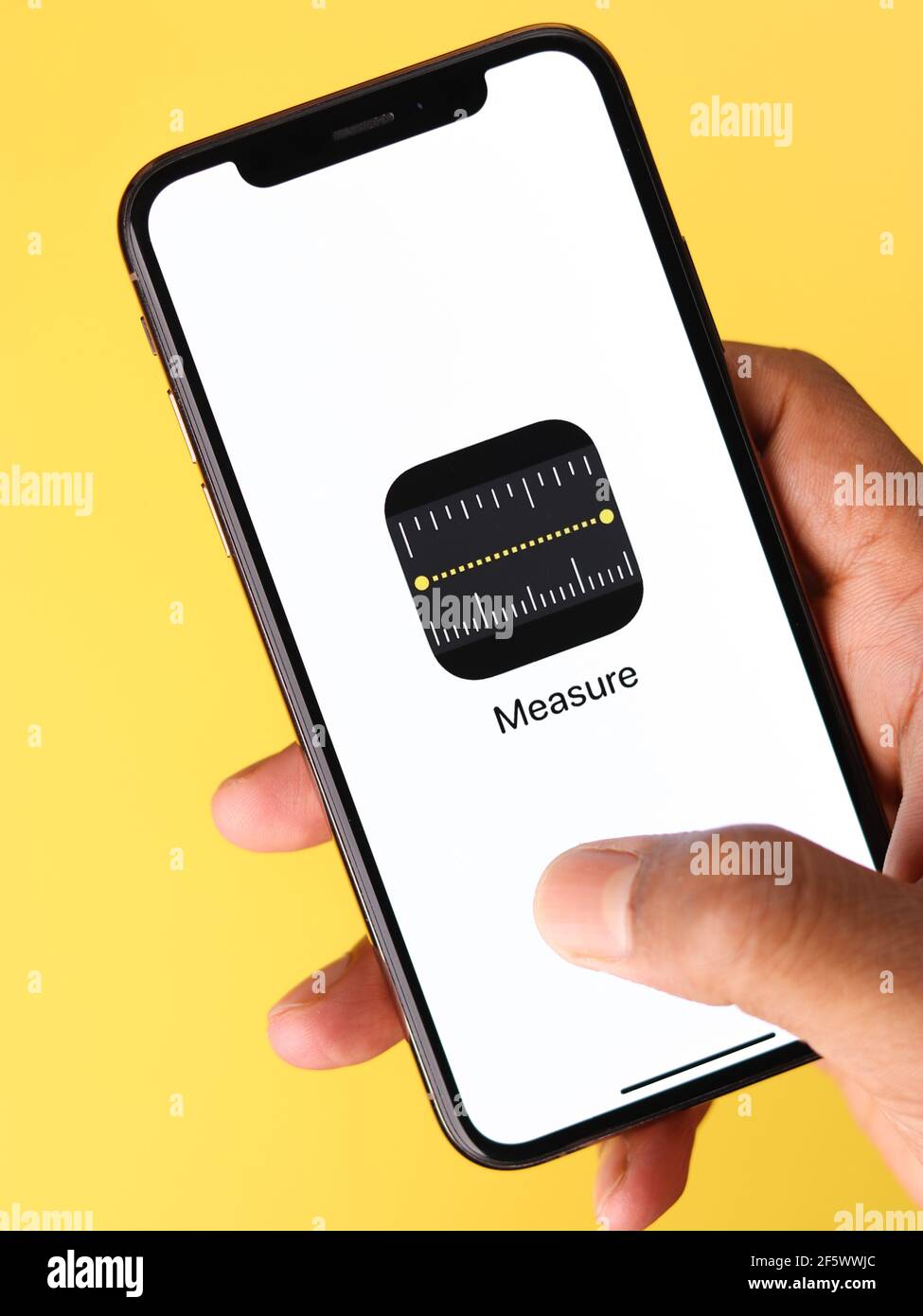 measure smartphone display screens in stock