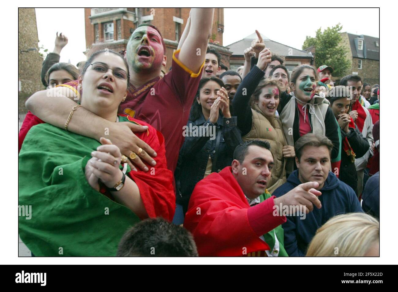 本 An England Fans' View of EURO 2004 108 England Fans Watch Euro 2004 Stock Photos, High-Res