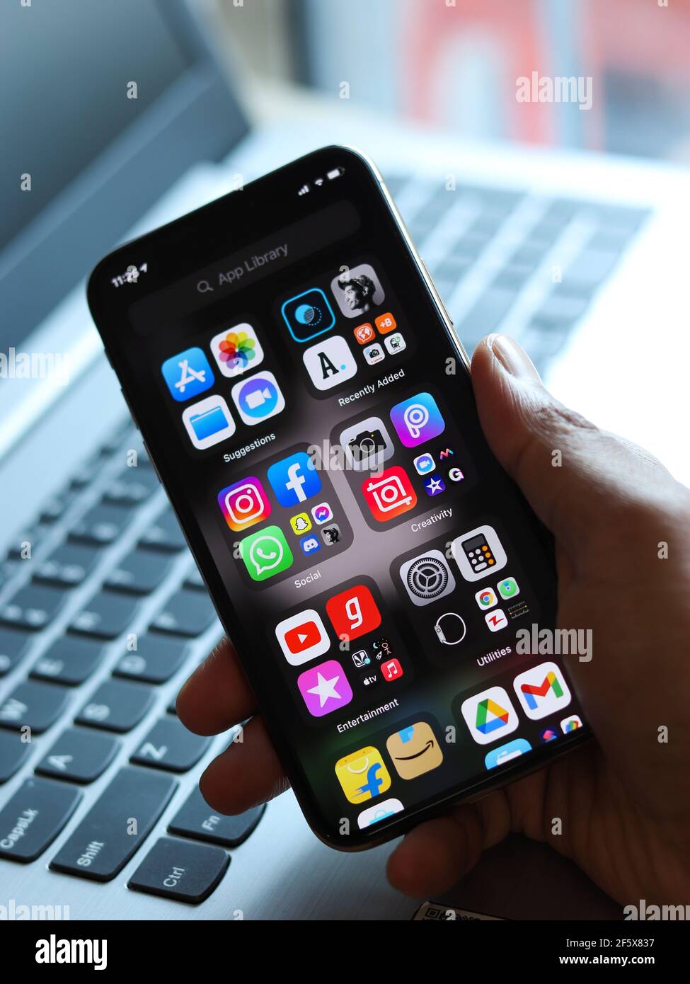 Ios home screen app library hi-res stock photography and images - Alamy