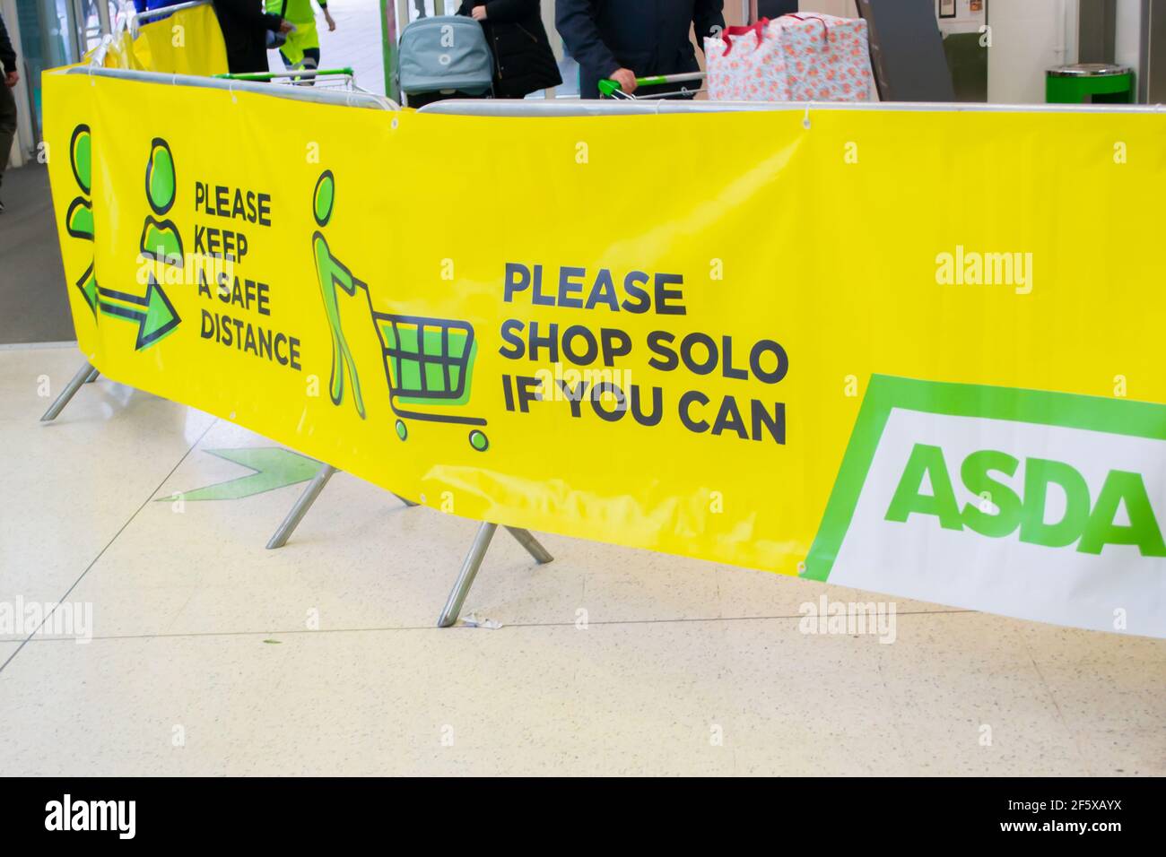 Please shop solo hires stock photography and images Alamy