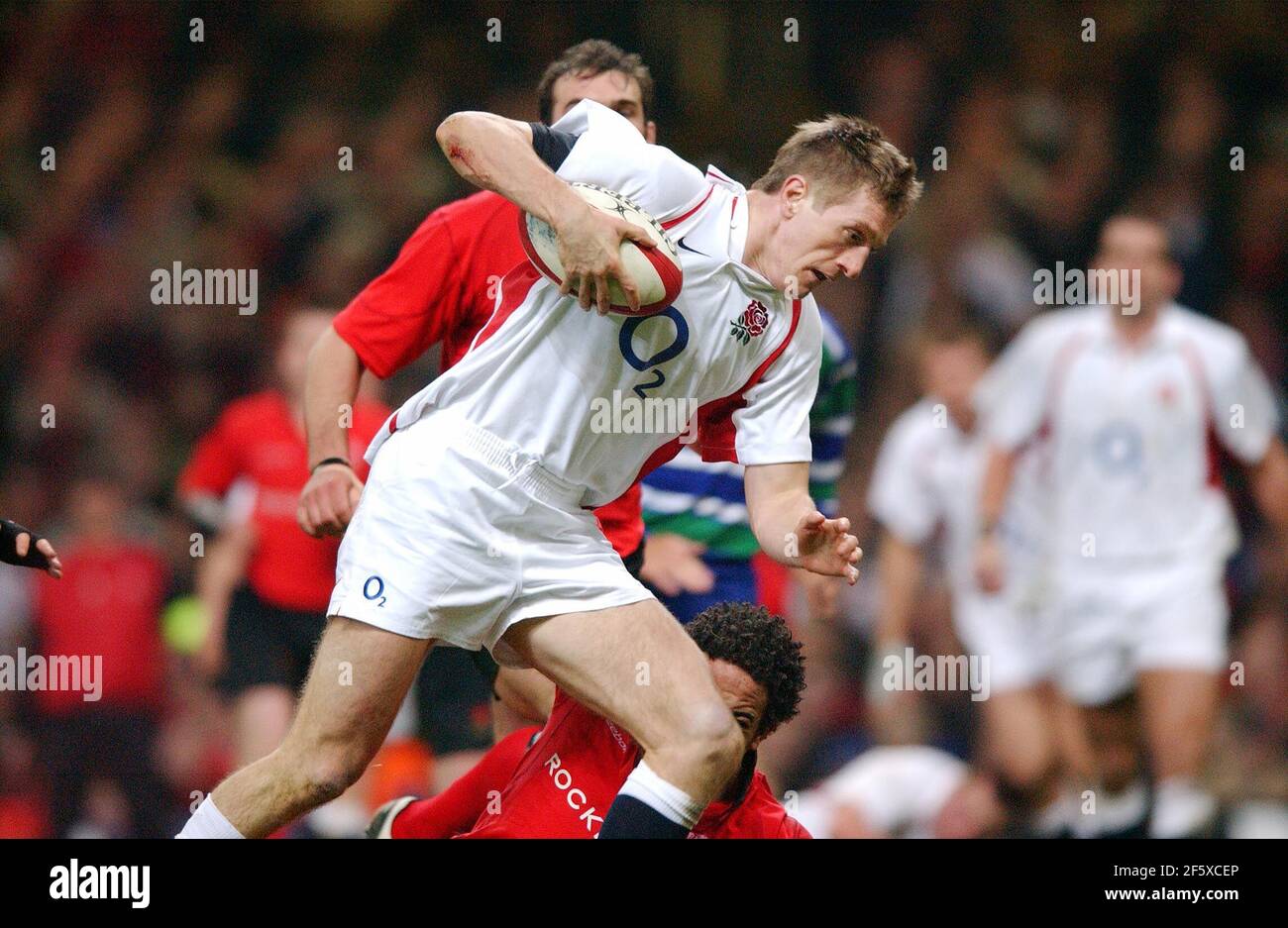 RUGBY WALES V ENGLAND SIX NATIONS WILL GREENWOOD ABOUT TO SCORE HIS TRY 22/2/2003 PICTURE DAVID ASHDOWNRUGBY Stock Photo