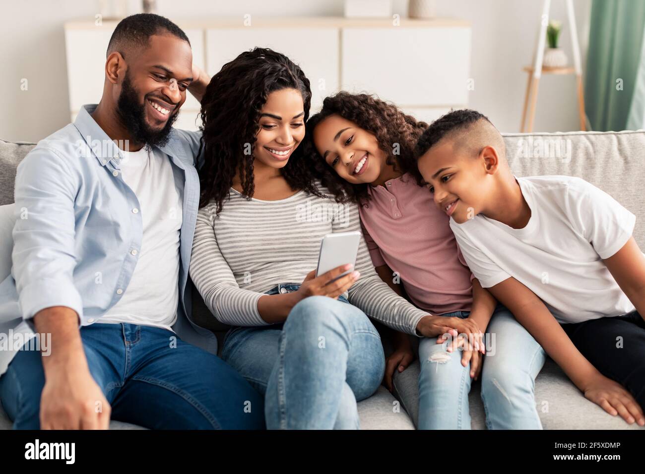 African american family hi-res stock photography and images - Alamy