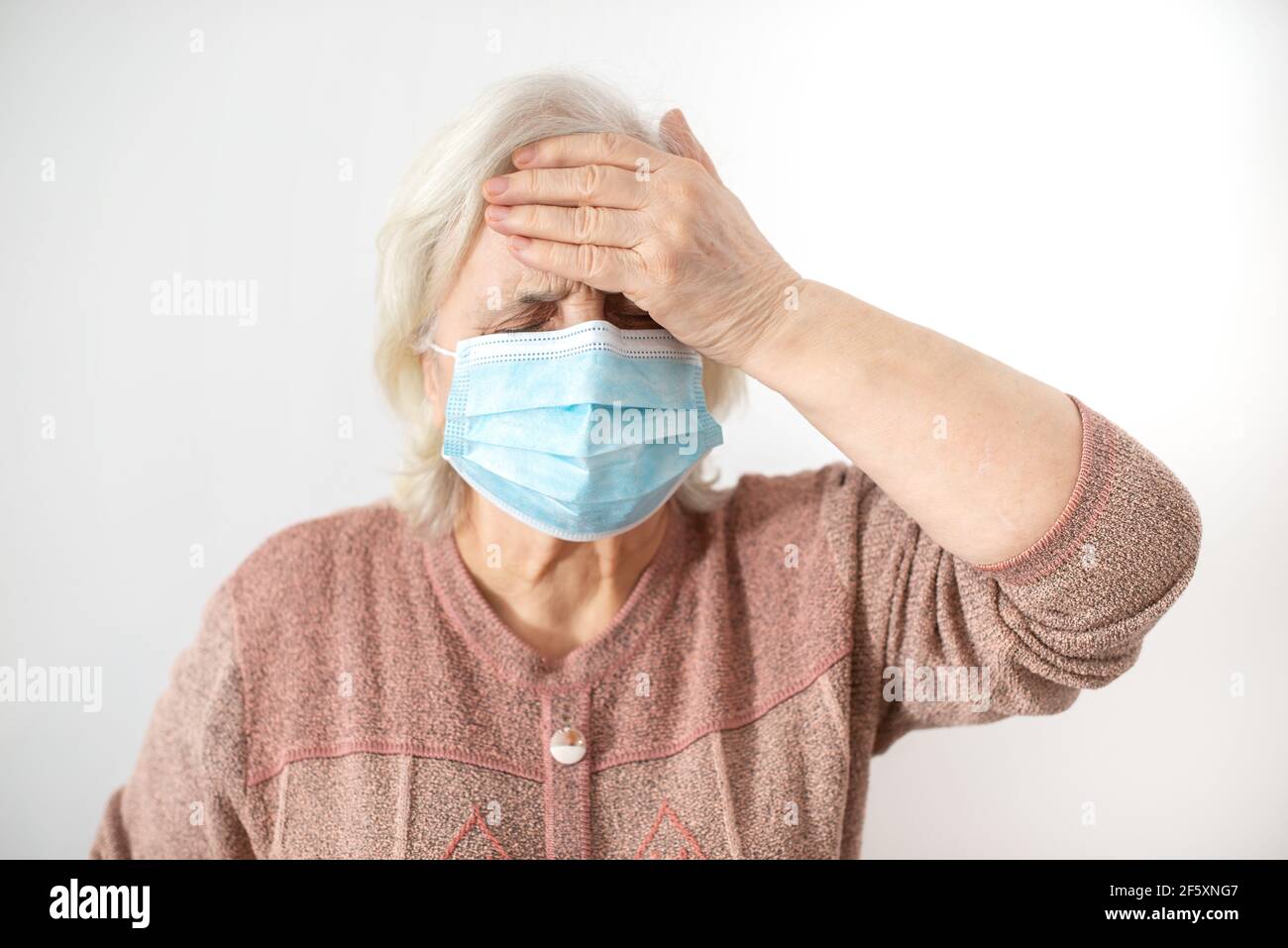 Elderly woman with mask hi-res stock photography and images - Alamy