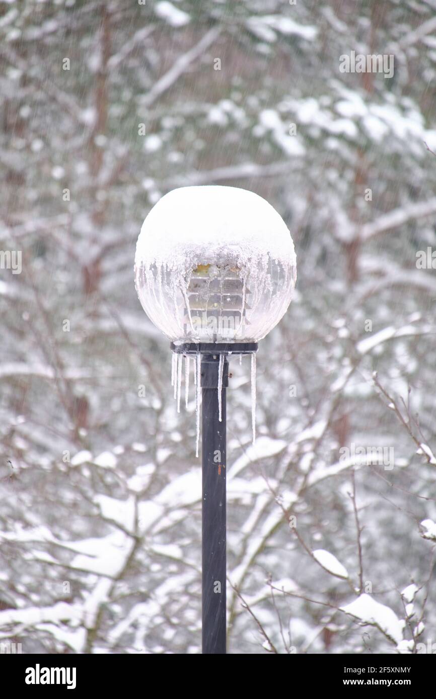Snow covered street lamp hi-res stock photography and images - Alamy