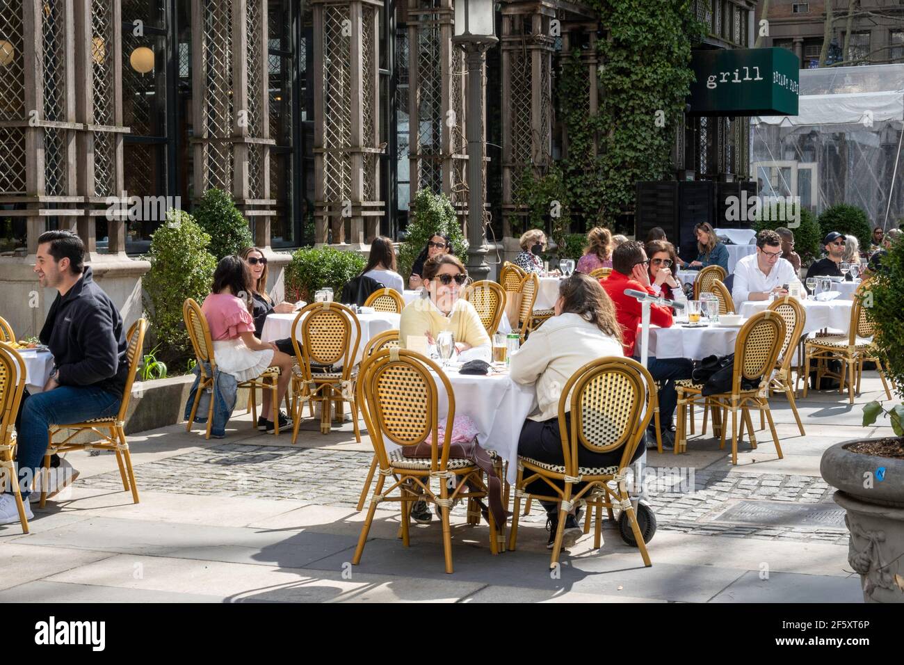 Bryant park outdoor dining hot sale