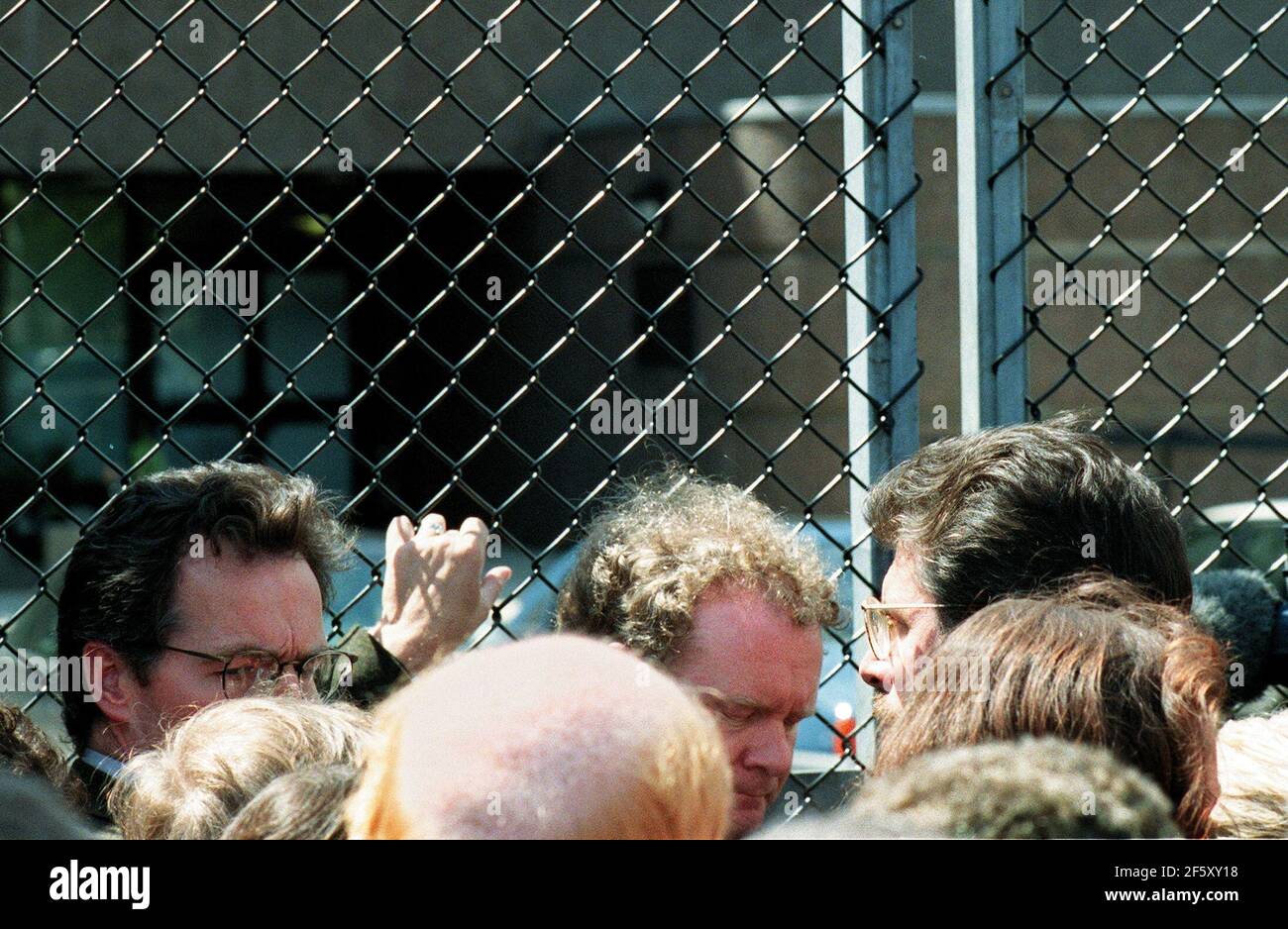 SINN  FEIN LEADERS GERRY KELLY MARTIN mcguinness AND GERRY ADAMS  ATTEMPT TO ENTER STORMONT CASTLE GROUNDS WHERE TODAYS PEACE TALKS HAD THEIR FIRST SESSION THEY WERE REFUSEDPIC: BRIAN HARRS (PIC. CROPPED) 10TH  JUNE 1996 Stock Photo