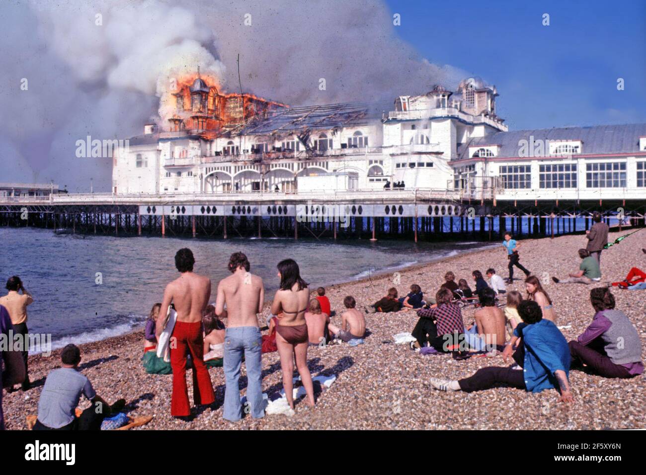 SOUTH PARADE PIER BURNS DOWN AFTER A FIRE DURING THE FILMING OF THE KEN RUSSELL FILM TOMMY. PIC MIKE WALKER, PORTSMOUTH.1974 Stock Photo