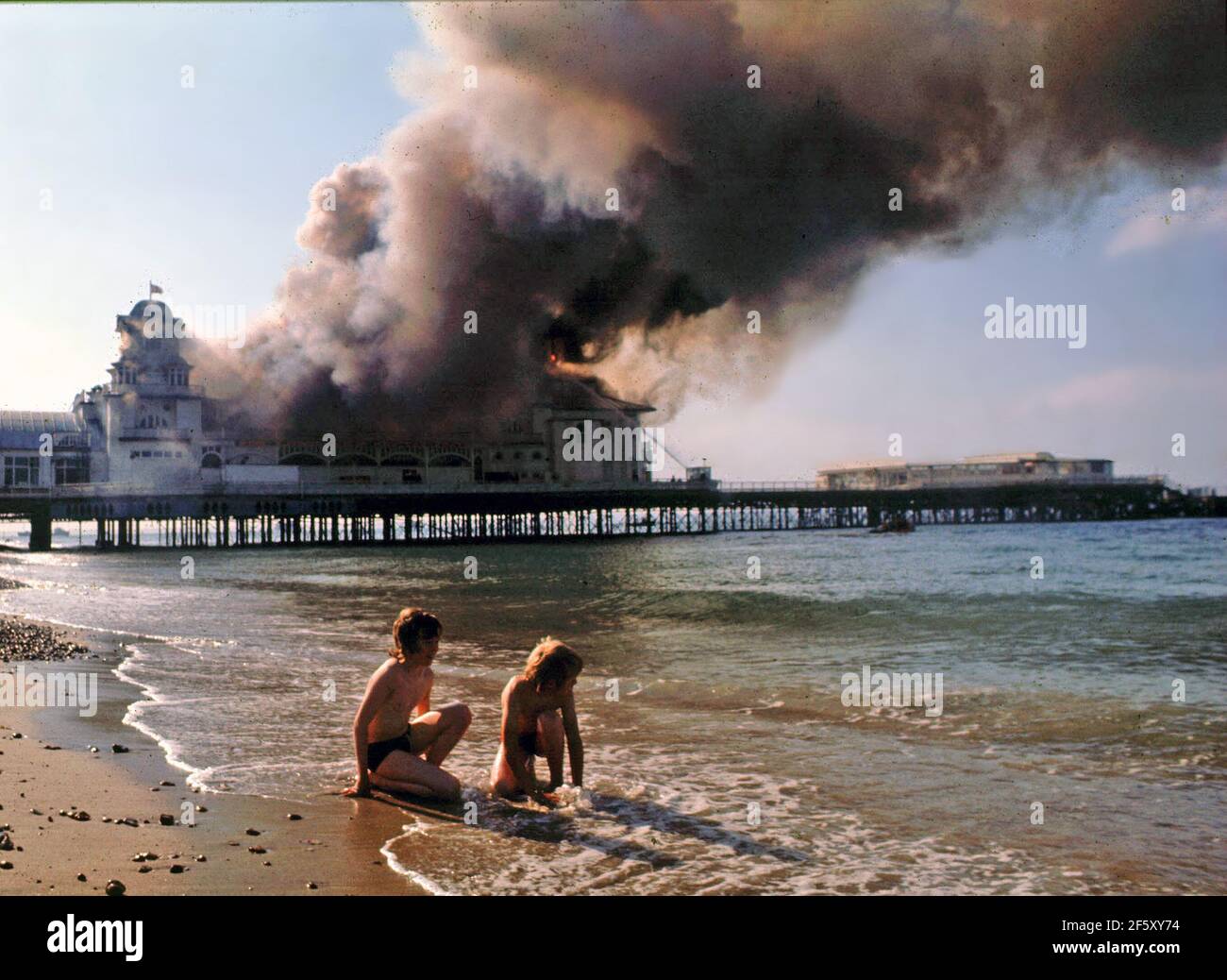 SOUTH PARADE PIER BURNS DOWN AFTER A FIRE DURING THE FILMING OF THE KEN RUSSELL FILM TOMMY. PIC MIKE WALKER, PORTSMOUTH.1974 Stock Photo
