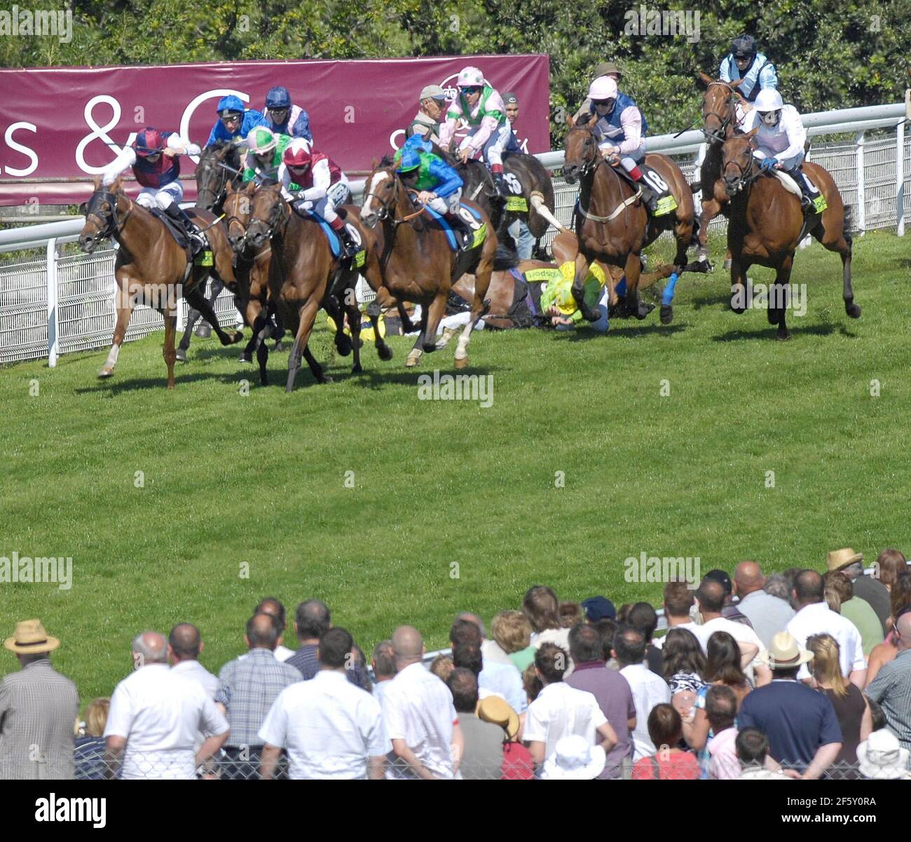 RACING AT GOODWOOD. THE TOTESPORT MILE JUST BEFORE THE 1 FERLONG POST LOTS OF FALLERS.  3/8/2007 PICTURE DAVID ASHDOWN Stock Photo