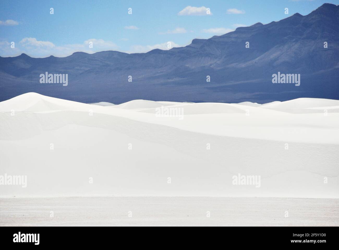 White dunes with black mountains at White Sands National Park Stock Photo