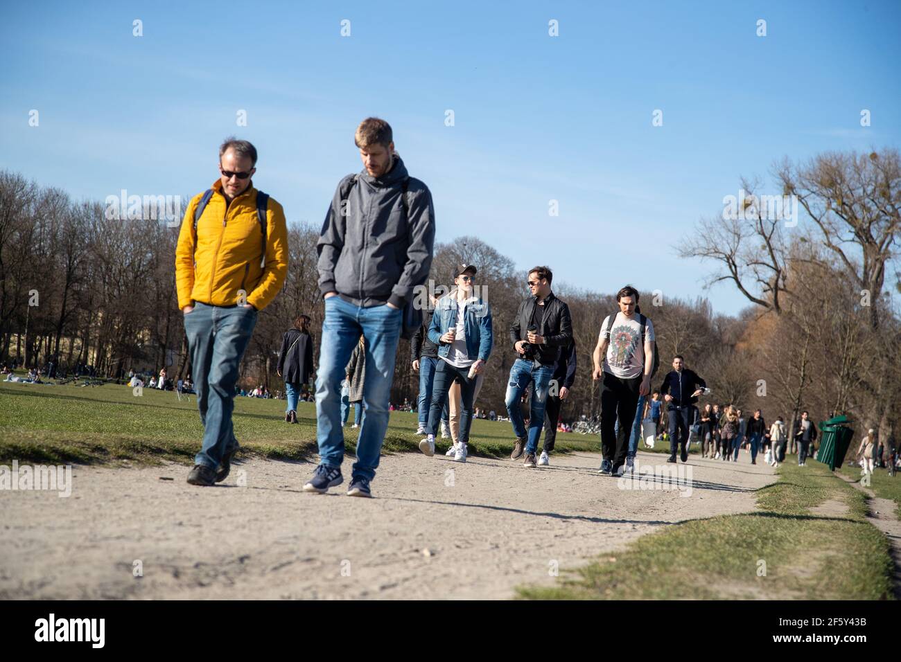Viele Menschen gehen an einem schönen Sonntag Nachmittag am 28.3.2021 in den Englischen Garten in München. Coronavirus Inzidenz beträgt aktuell 98, 8. Sollte die Inzidenz an drei Tagen über 100 liegen, so tritt die Notbremse in Kraft, so dass die Öffnungen müssen zurückgezogen werden und eine nächtliche Ausgangssperre tritt in Kraft. - Many people on a sunny sunday afternoon go to the English Garten in Munich Germany on March 28. The Covid-19 incidence is 98.8. if it will rise above 100 heavy measures such as a complete lockdown during the night. (Photo by Alexander Pohl/Sipa USA) Stock Photo