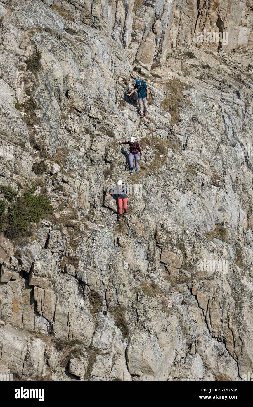 Female friends hiking hi-res stock photography and images - Alamy