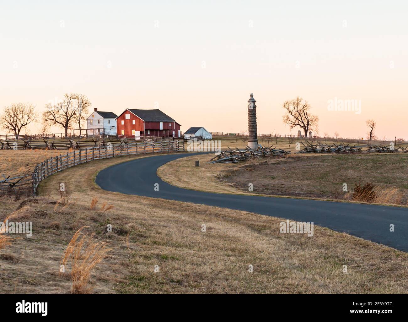Sickles Avenue winding through Gettysburg National Military Park towards the Klingle Farm Stock Photo
