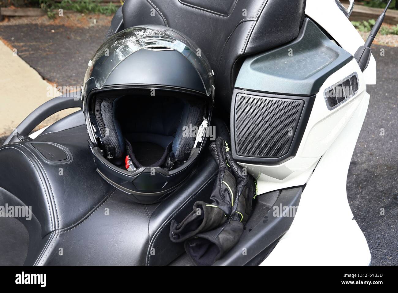 Motorcycle helmet and gloves is an important protective clothing for