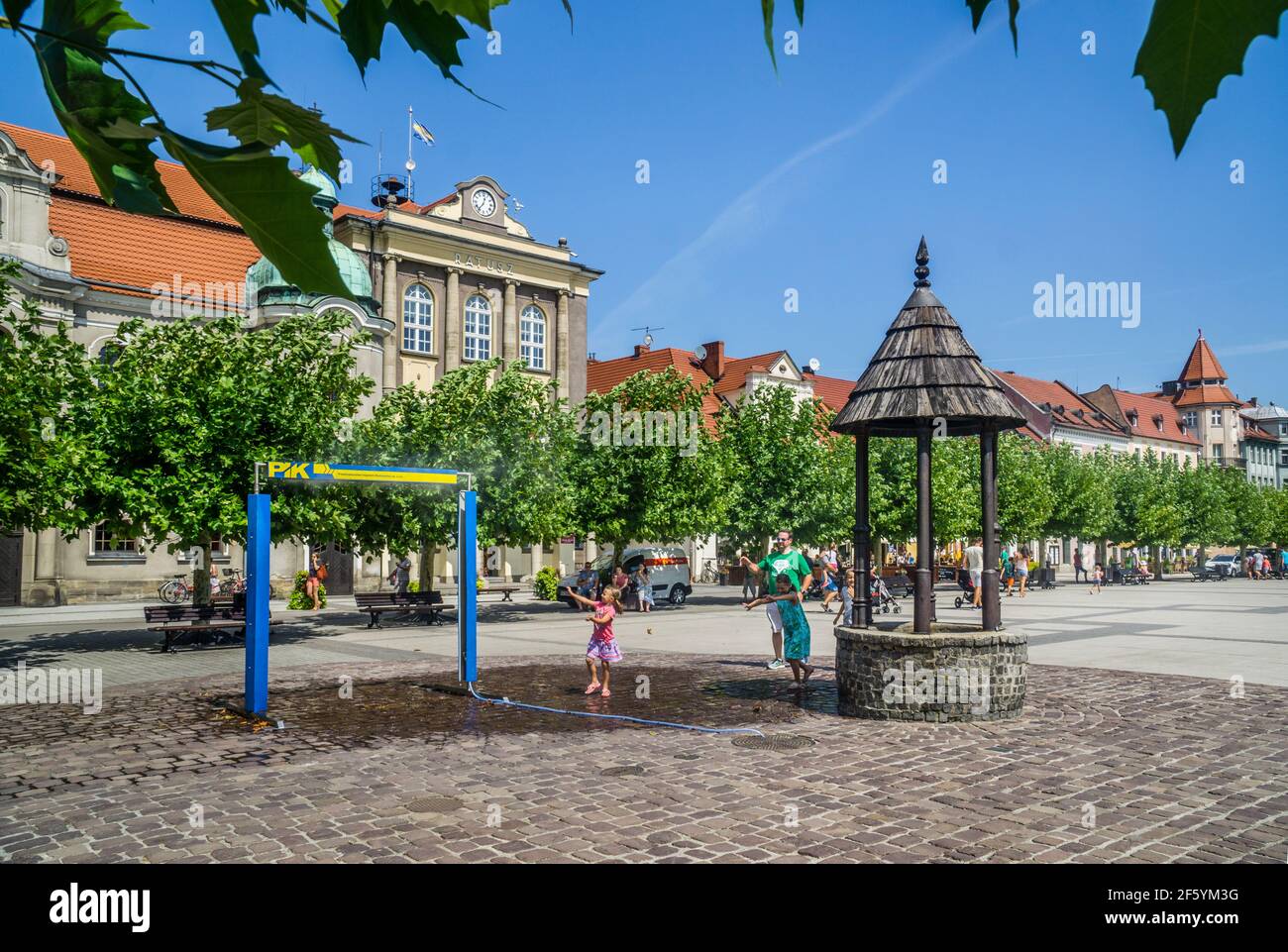 Poland, Silesian Voivodship, Pszczyna (Pless), view of Rynek, the Market Square with Town Hall and fountain Stock Photo