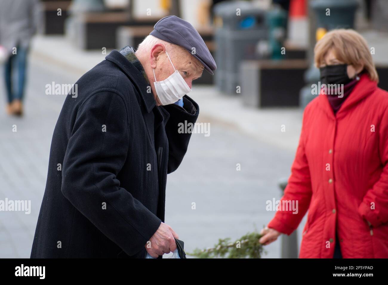 Elderly people face mask hi-res stock photography and images - Alamy
