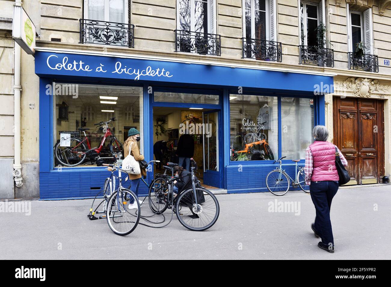 Bicycle store Paris France Stock Photo Alamy