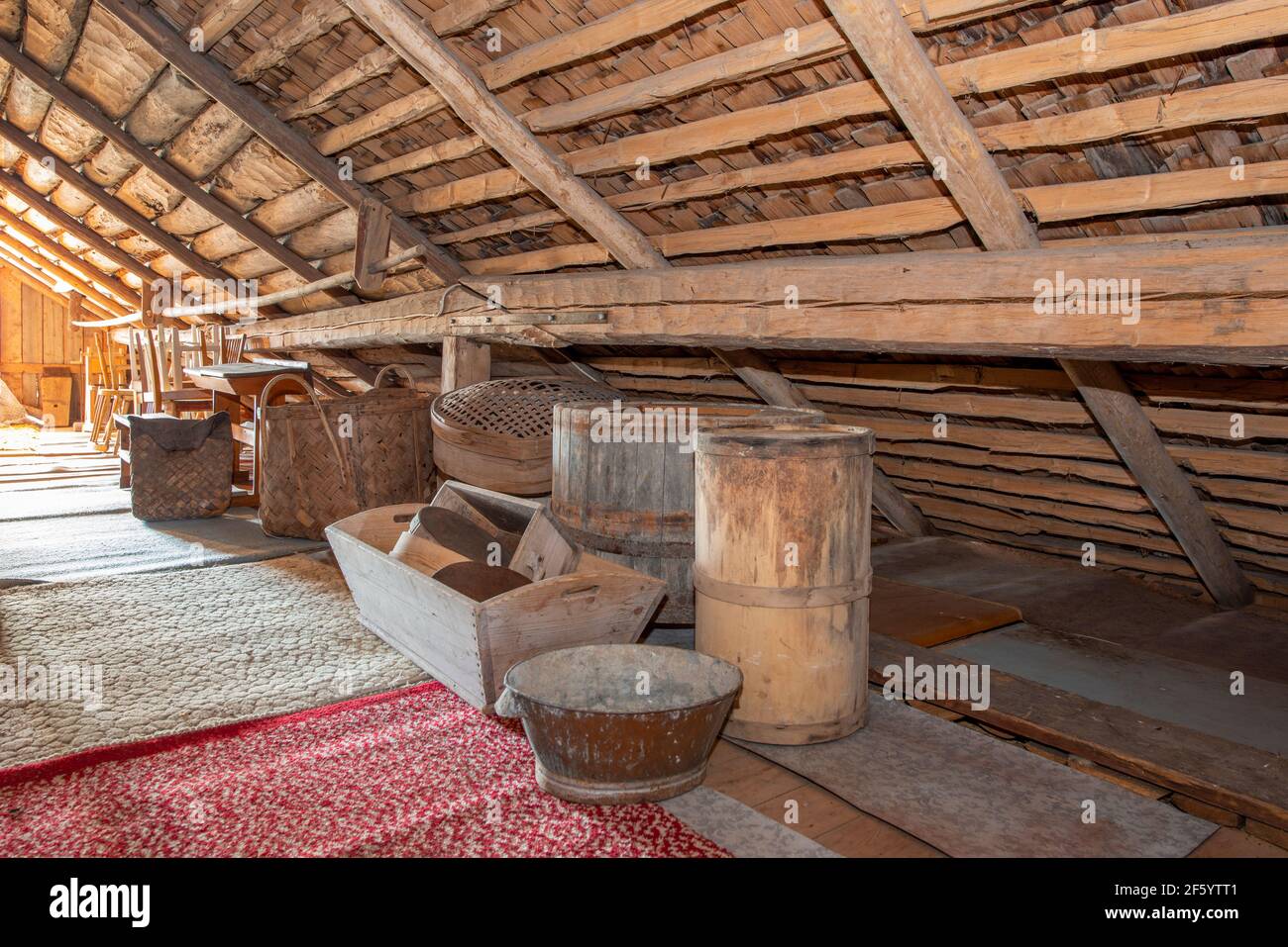 https://c8.alamy.com/comp/2F5YTT1/attic-in-an-old-house-2F5YTT1.jpg