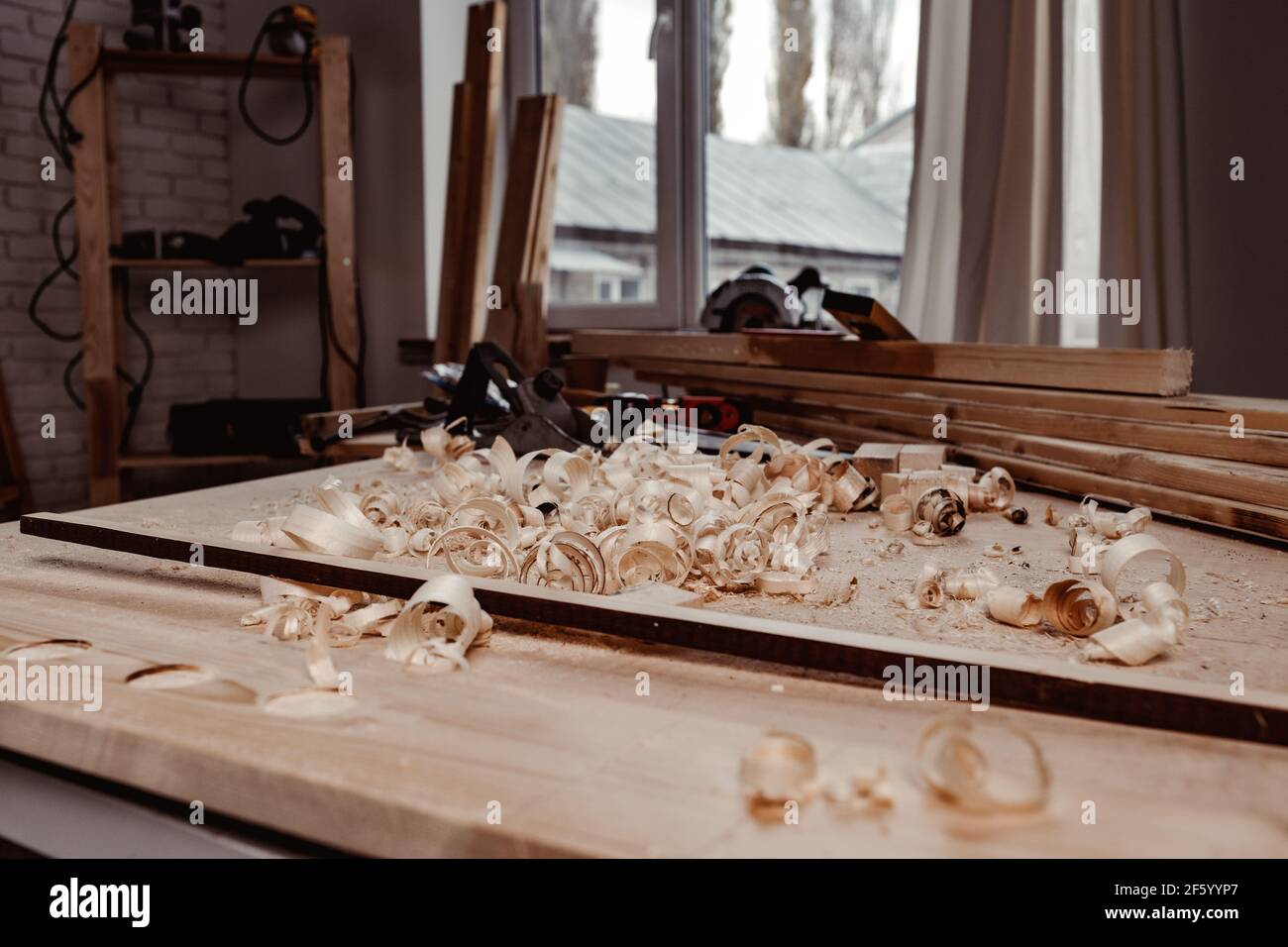 Working table with wood shavings in carpentry Stock Photo Alamy
