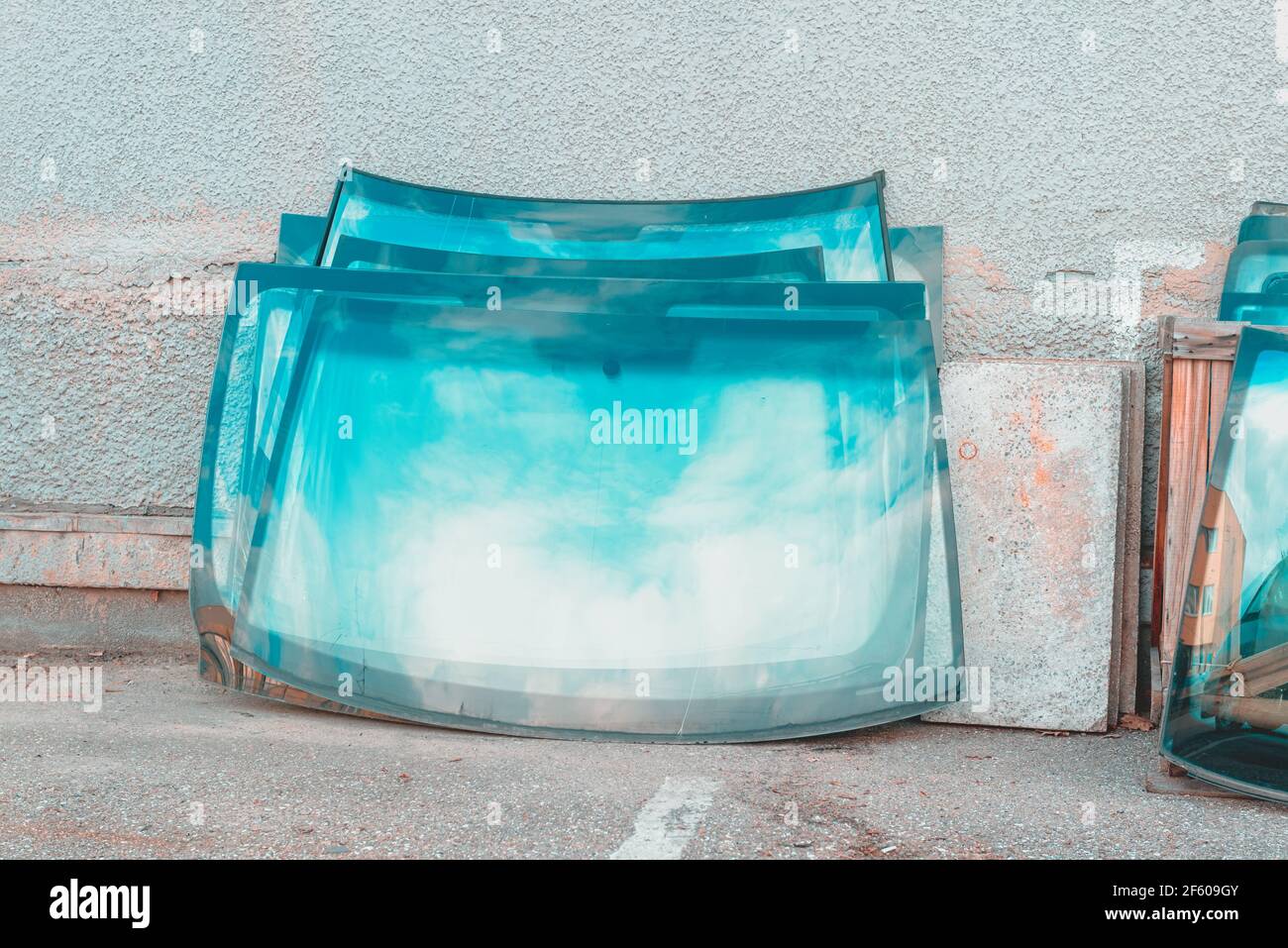 Auto glass replacement and repair service. Cracked car windows from