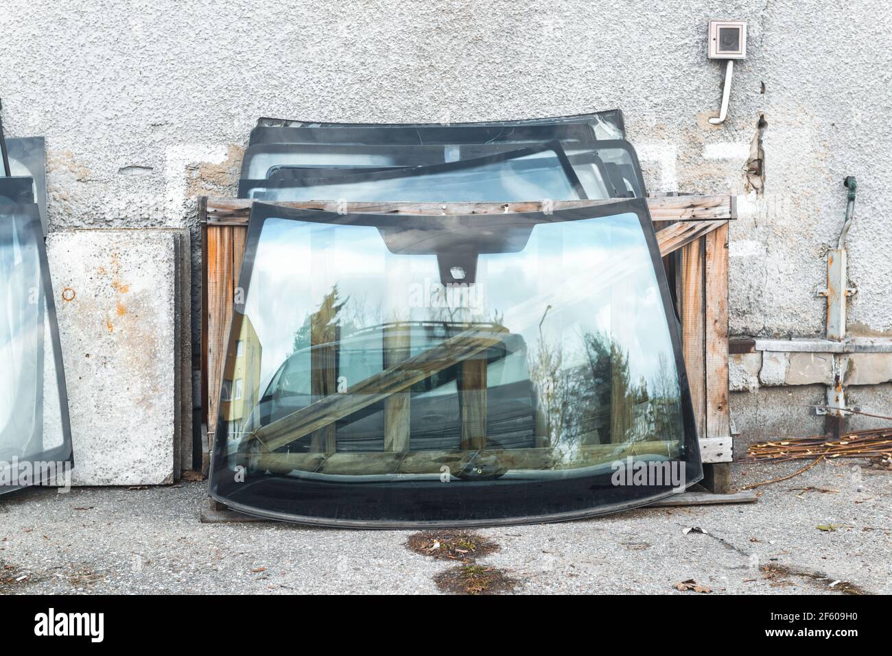 Auto glass replacement and repair service. Cracked car windows from