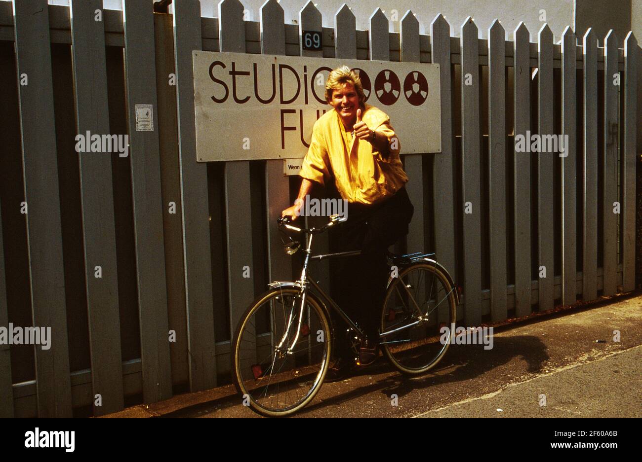 Neues Gesicht in der Fernsehserie "Lindenstraße": Horst Kuska auf dem  Fahrrad, Deutschland 1990 Stock Photo - Alamy
