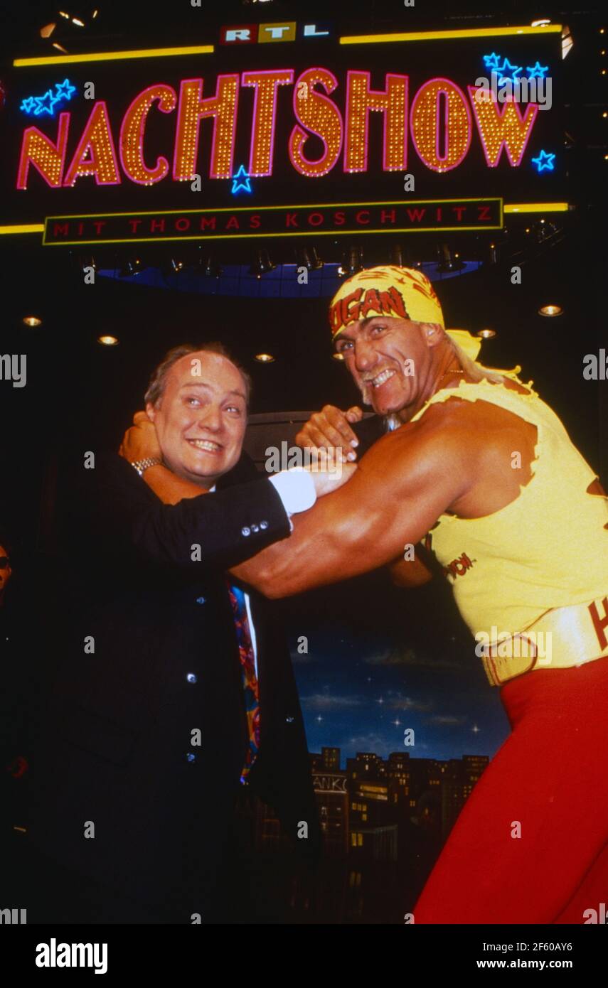 RTL Nachtshow, Late-Night-Talkshow, Deutschland 1994 - 1995, Sendung vom 27. Juli 1994, Gaststar Wrestler Hulk Hogan spielt mit Moderator Thomas Koschwitz Stock Photo
