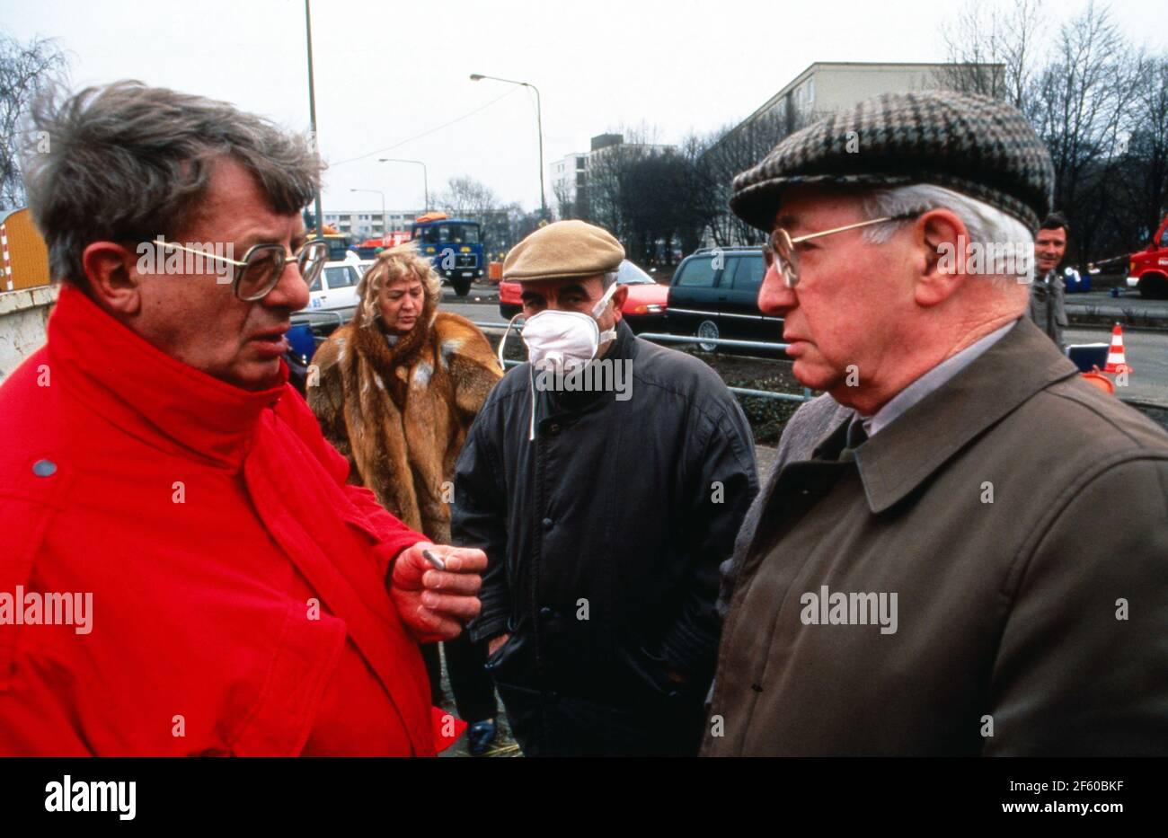 Anrainer beraten sich nach einem Chemieunfall beim Unternehmen Hoechst, Deutschland 1993. Stock Photo