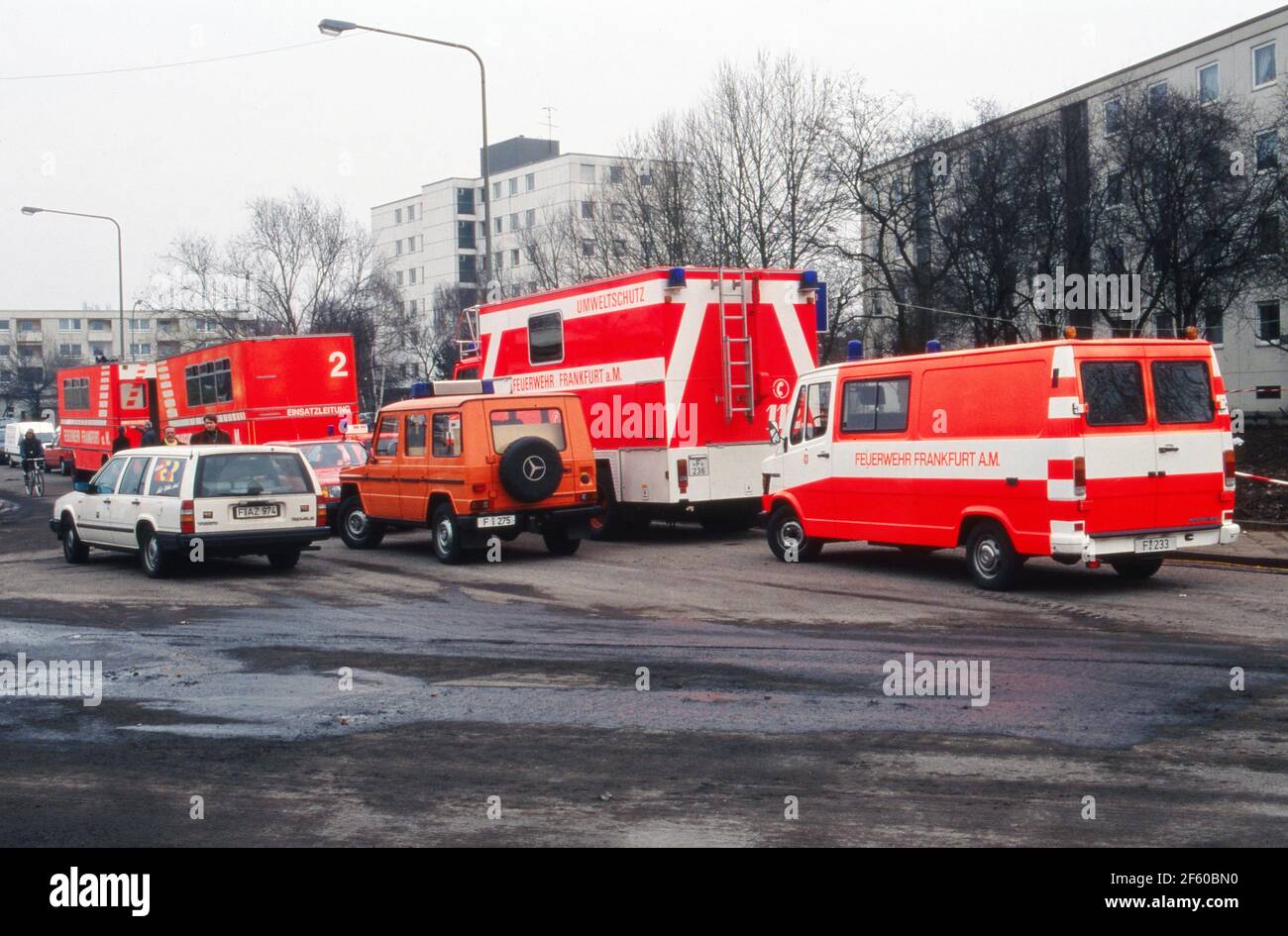 Einsatzfahrzeuge der Feuerwehr nach einem Chemieunfall beim Unternehmen Hoechst, Deutschland 1993. Stock Photo