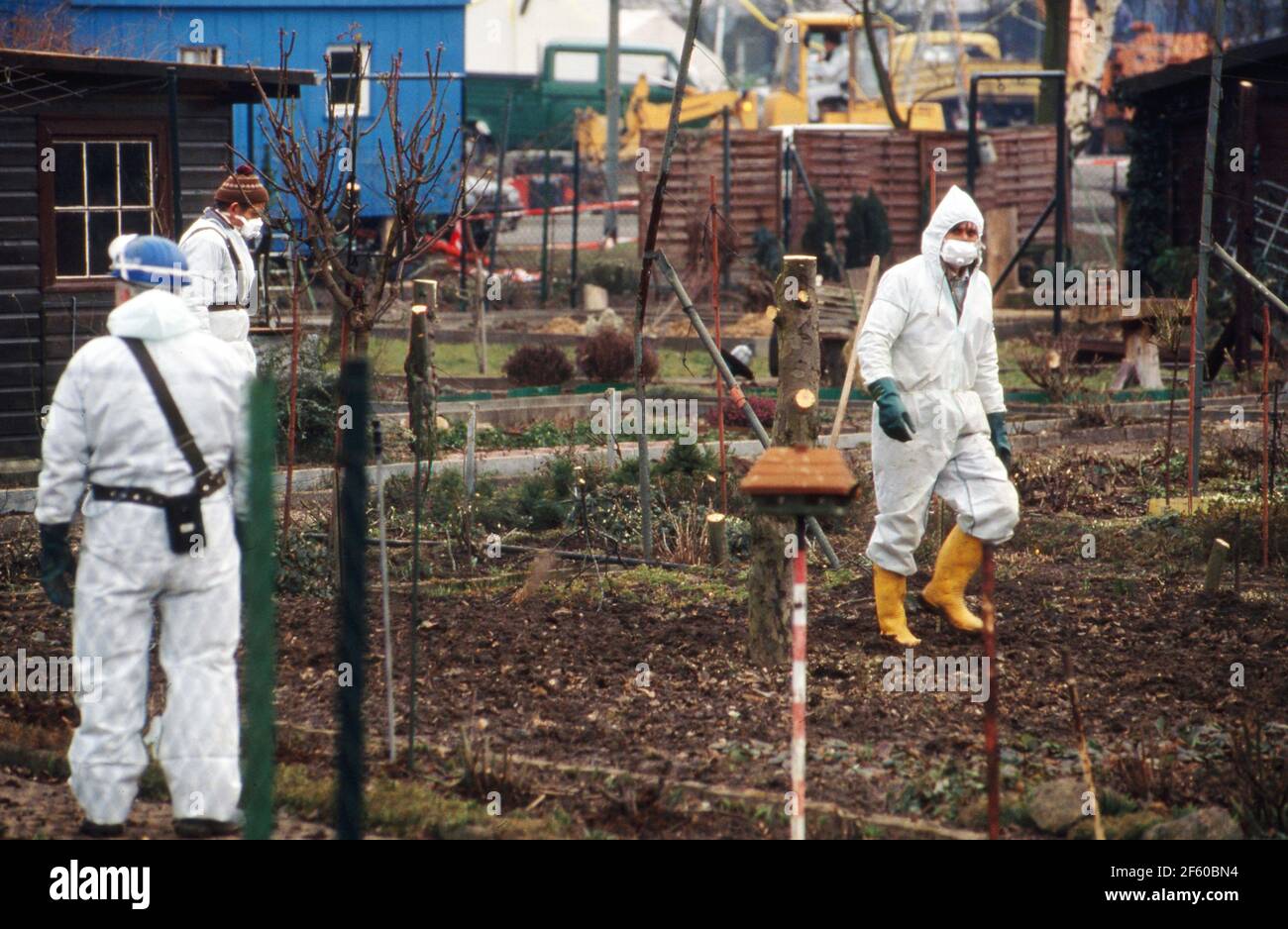 Fachleute bei der Dekontamination eines Schrebergartengeländes nach einem Chemieunfall beim Unternehmen Hoechst, Deutschland 1993. Stock Photo