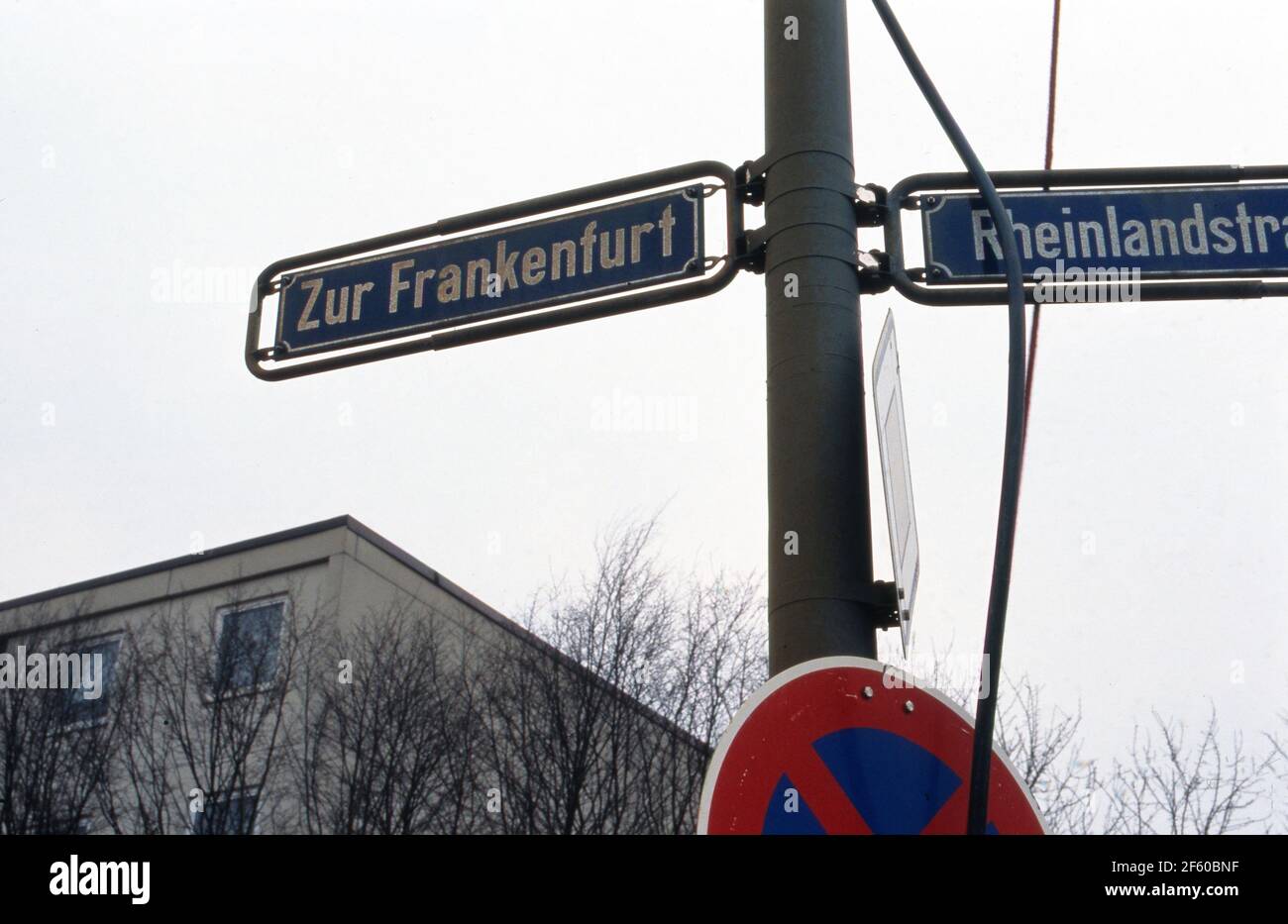 Straßenschild 'Zur Frankenfurt' und 'Rheinlandstraße'  in der Umgebung nach einem Chemieunfall beim Unternehmen Hoechst, Deutschland 1993. Stock Photo