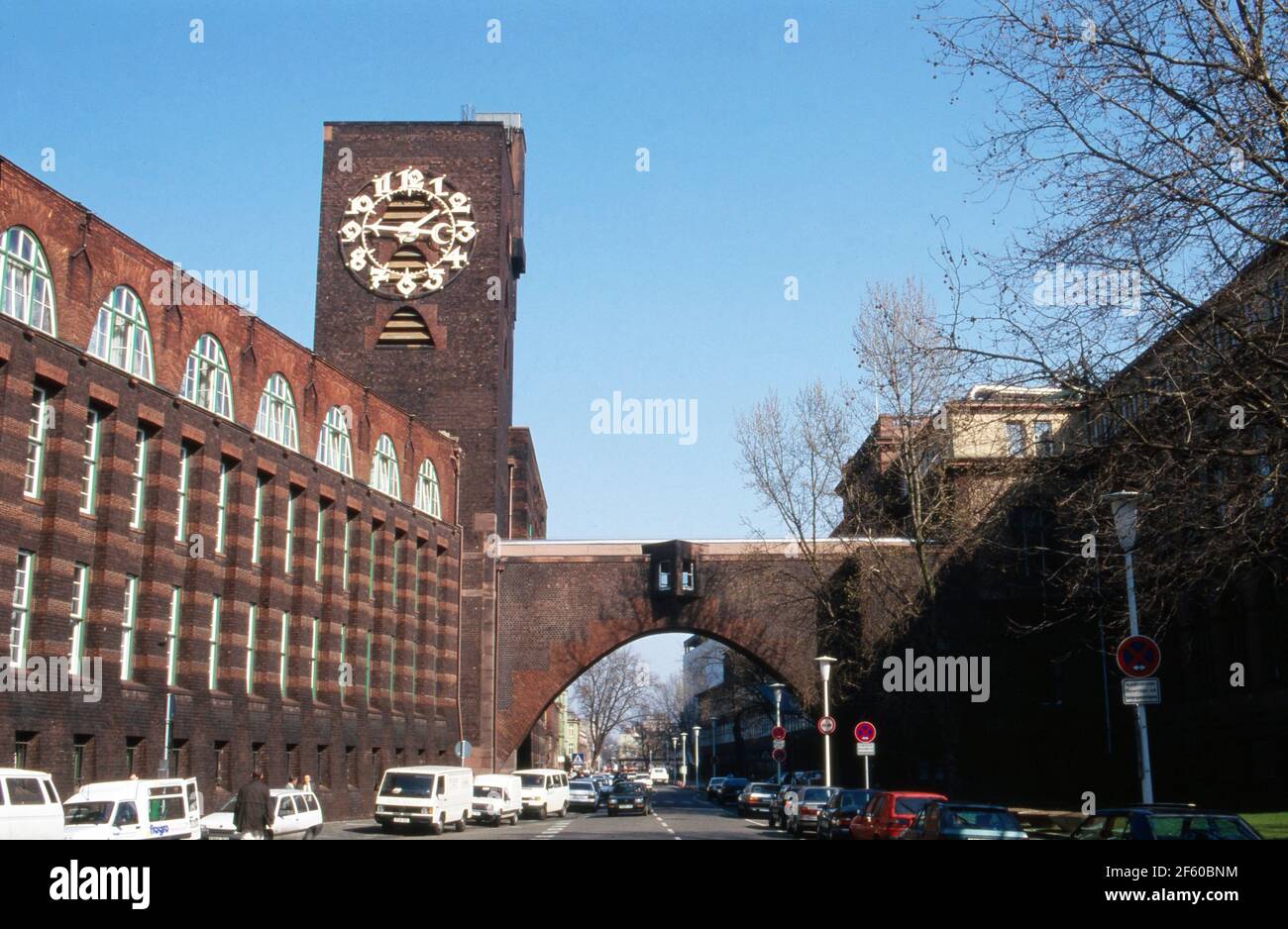Uhrturm des Unternehmens nach dem Chemieunfall bei Hoechst zwei Wochen zuvor, Deutschland 1993. Stock Photo