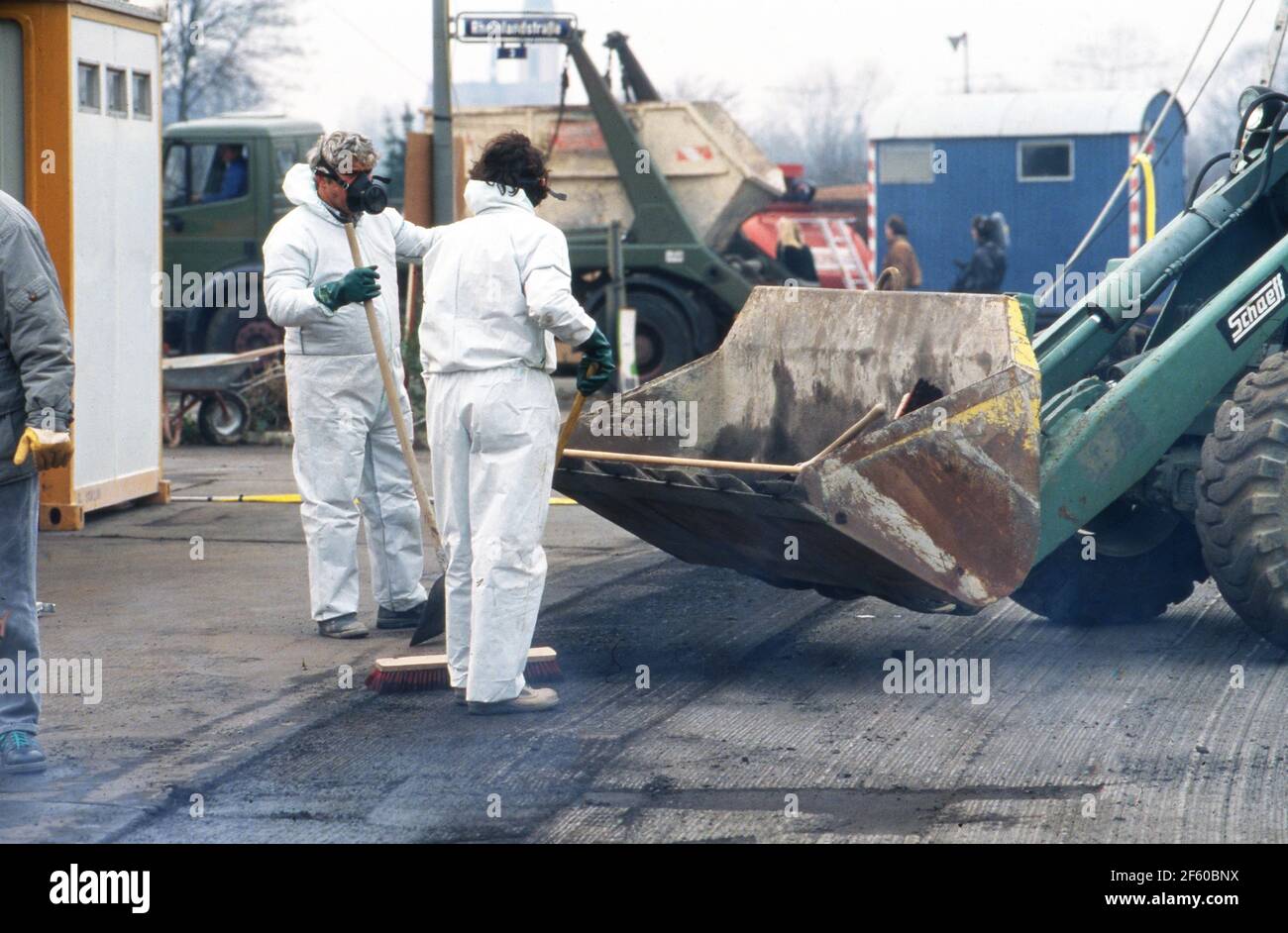 Fachleute bei der Dekontamination der Umgebung nach einem Chemieunfall beim Unternehmen Hoechst, Deutschland 1993. Stock Photo