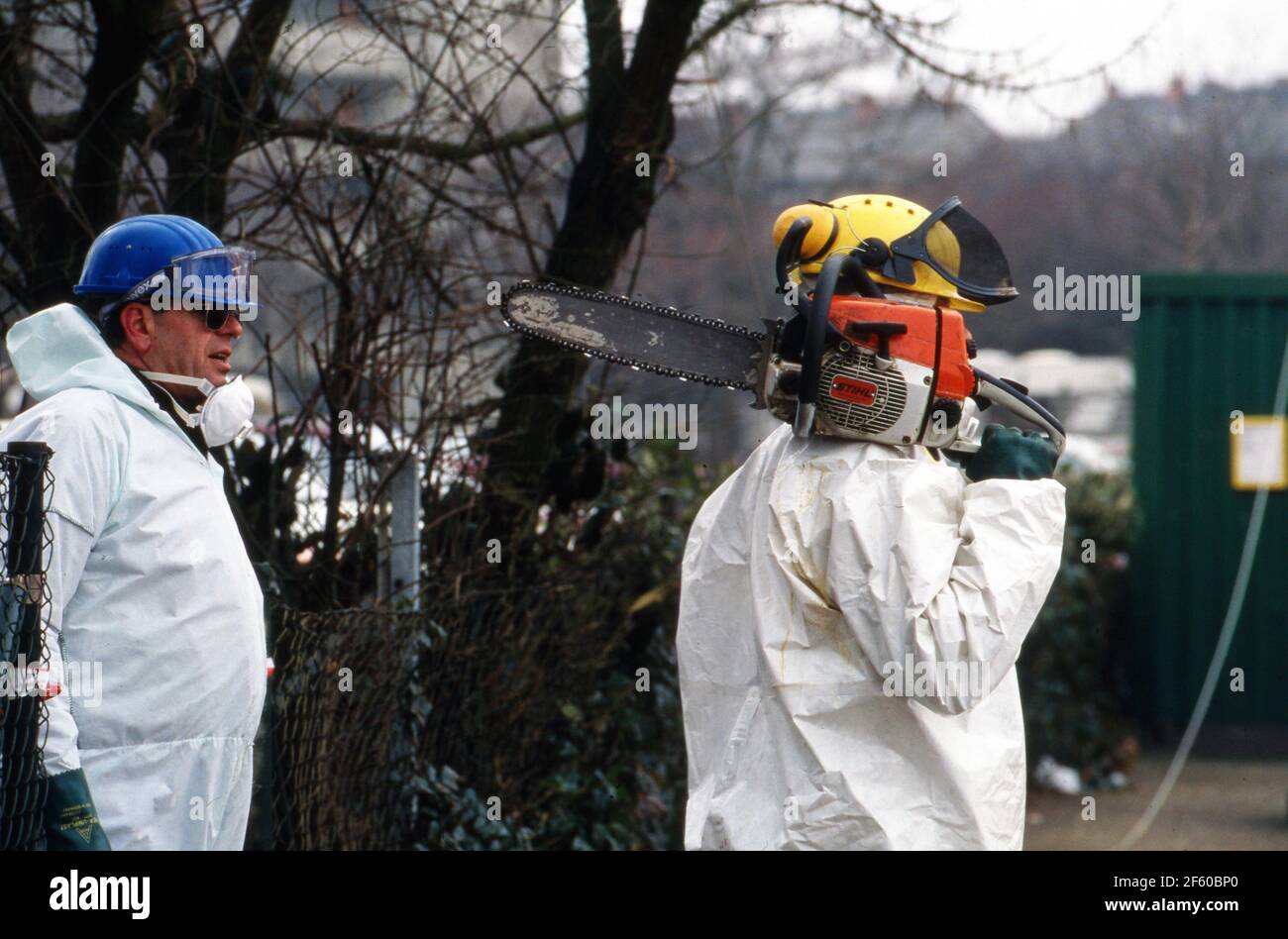 Fachleute bei der Dekontamination eines Schrebergartengeländes nach einem Chemieunfall beim Unternehmen Hoechst, Deutschland 1993. Stock Photo