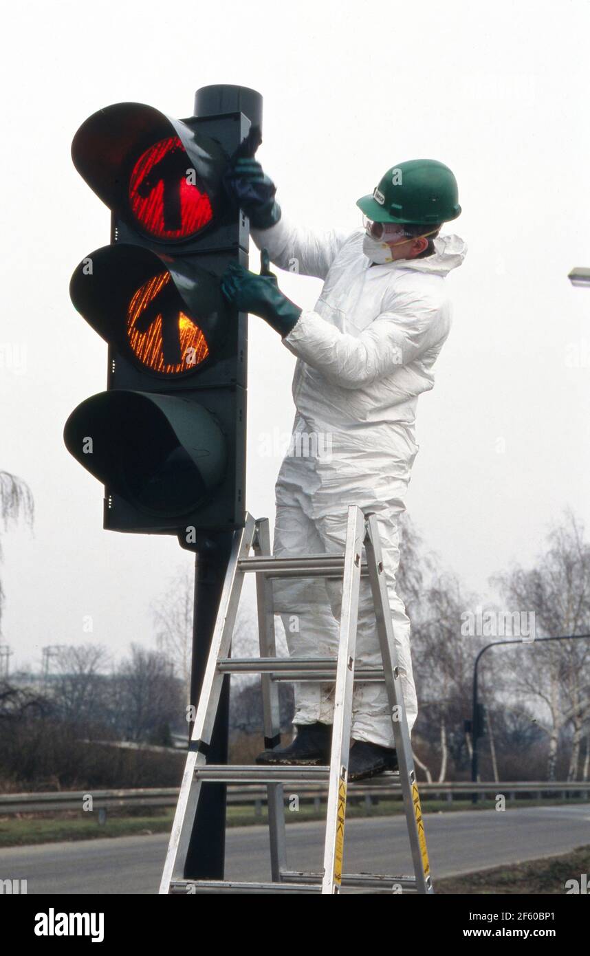 Fachmann bei der Dekontamination der Umgebung nach einem Chemieunfall beim Unternehmen Hoechst, Deutschland 1993. Stock Photo