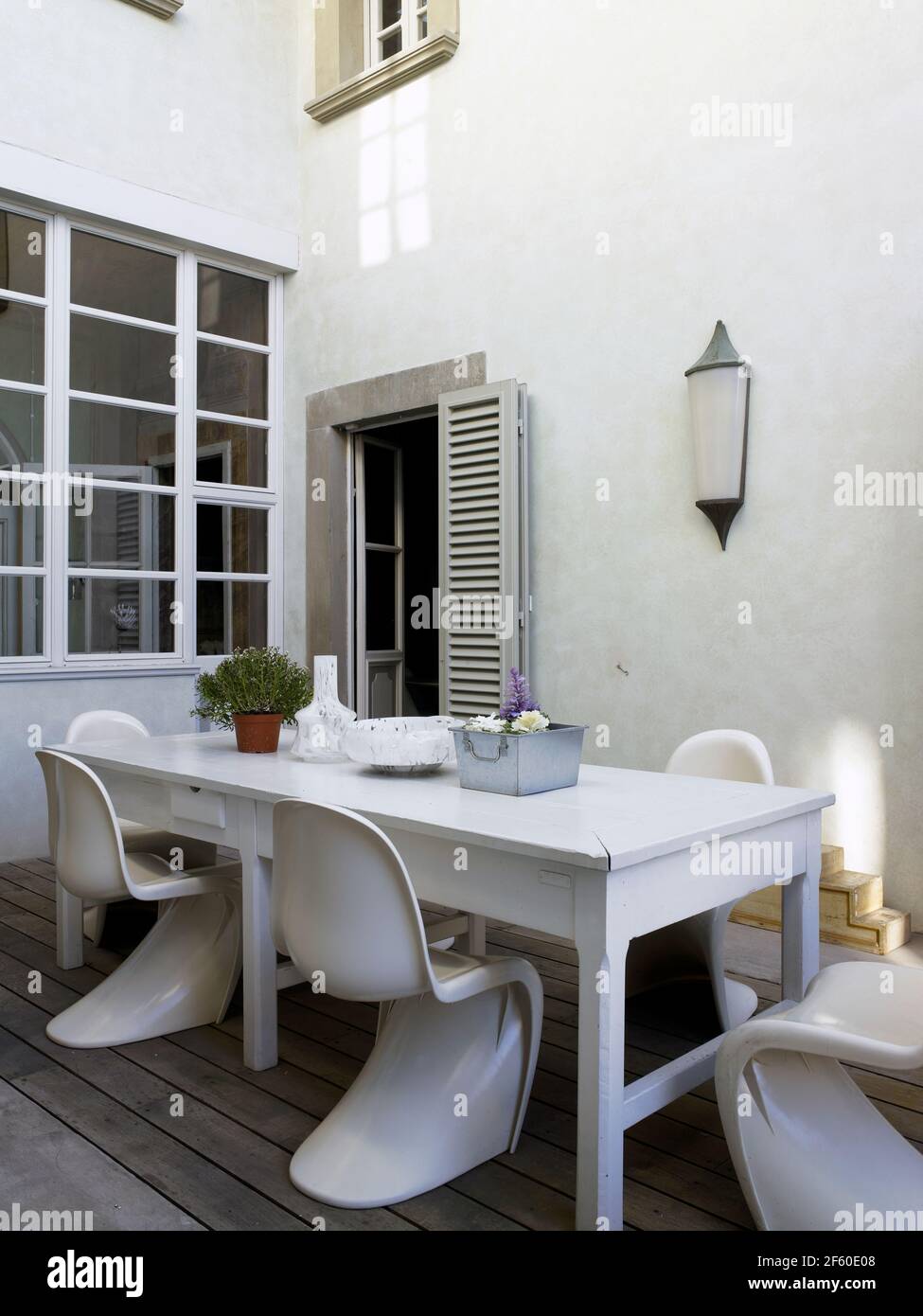 Private outdoor courtyard hi-res stock photography and images - Alamy