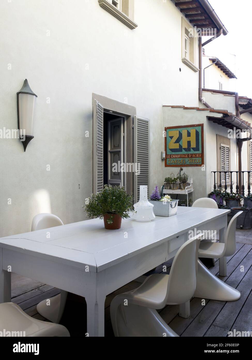 Private outdoor courtyard hi-res stock photography and images - Alamy