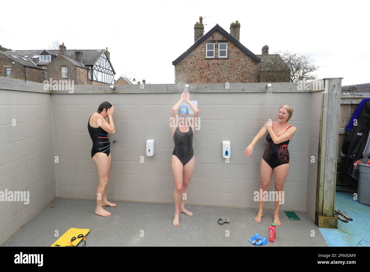 Swimming pool showers hires stock photography and images Alamy