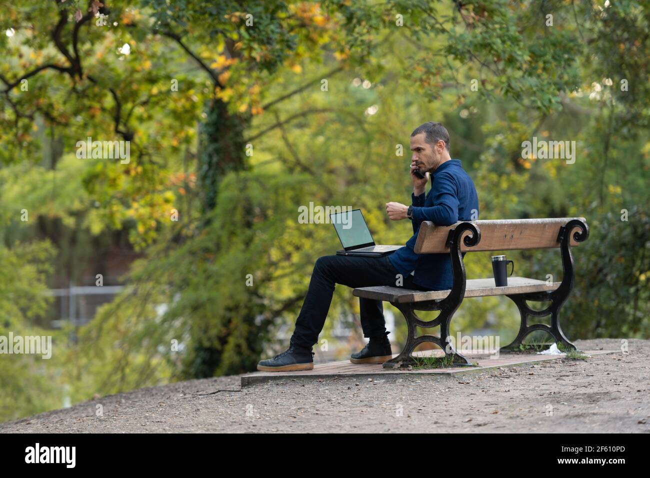 Man on park bench hi-res stock photography and images - Alamy