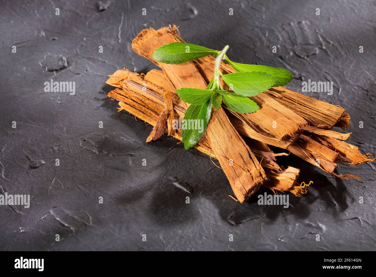 Cat's claw and stevia leaves Uncaria tomentosa Stock Photo Alamy